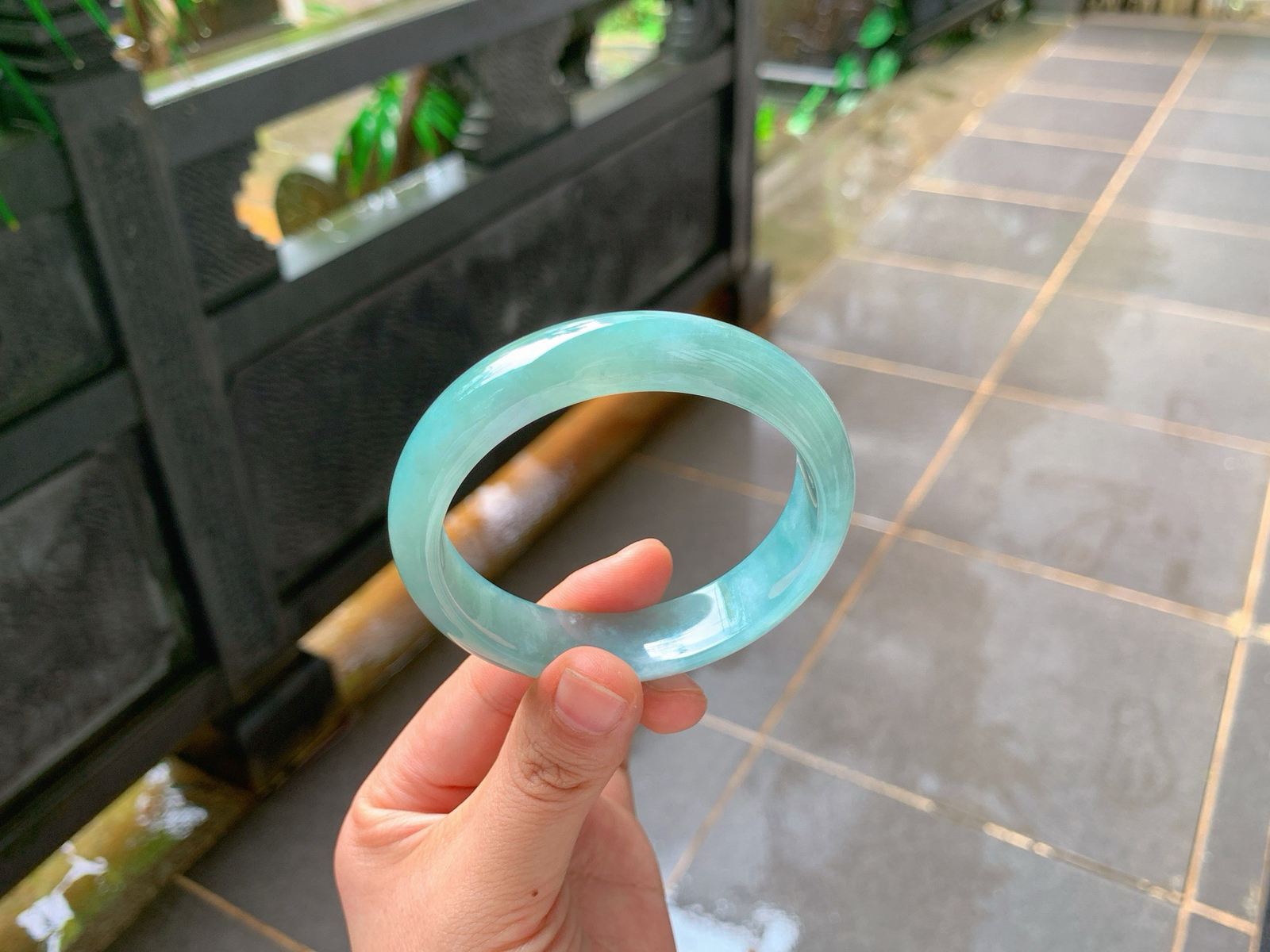🪻｜57圈口
冰蓝水翡翠镯
满圈均匀柔润的湖水蓝胶感十足，自然光下清冽透亮