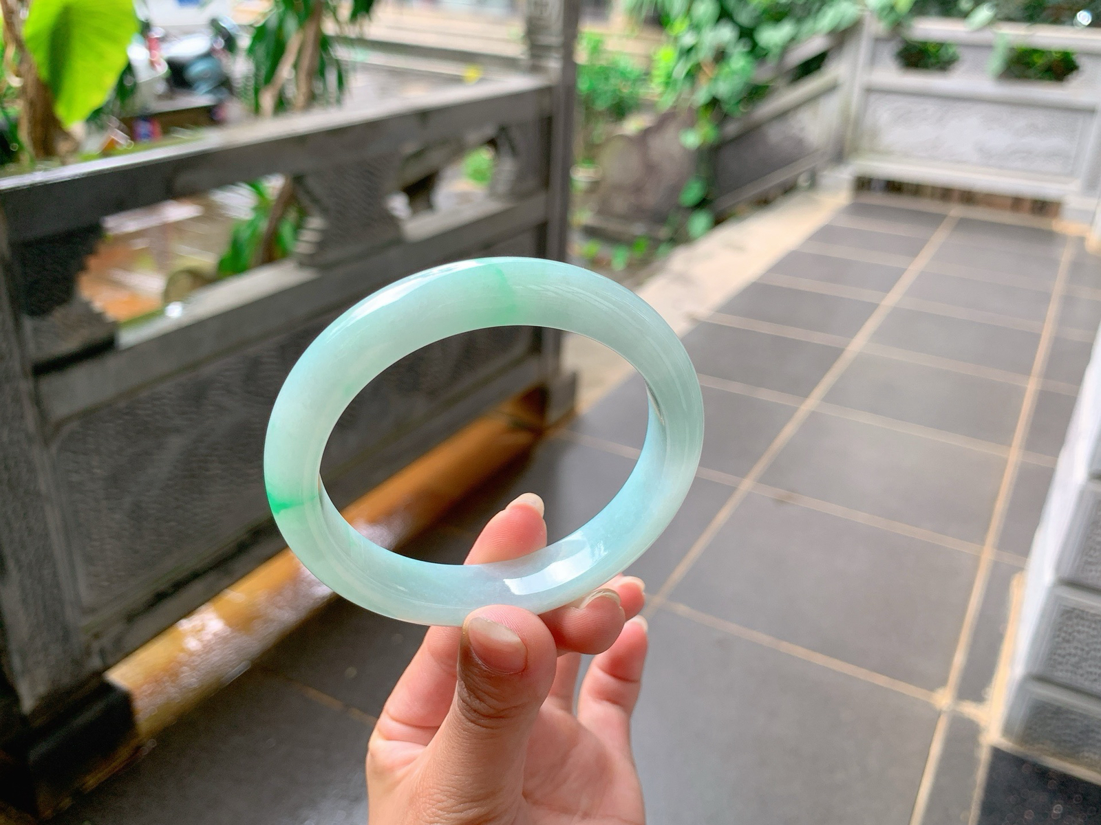 ｜62圈口
白底青，带底色，一抹绿点缀其间，翠绿如丝，优雅端庄，温润大方