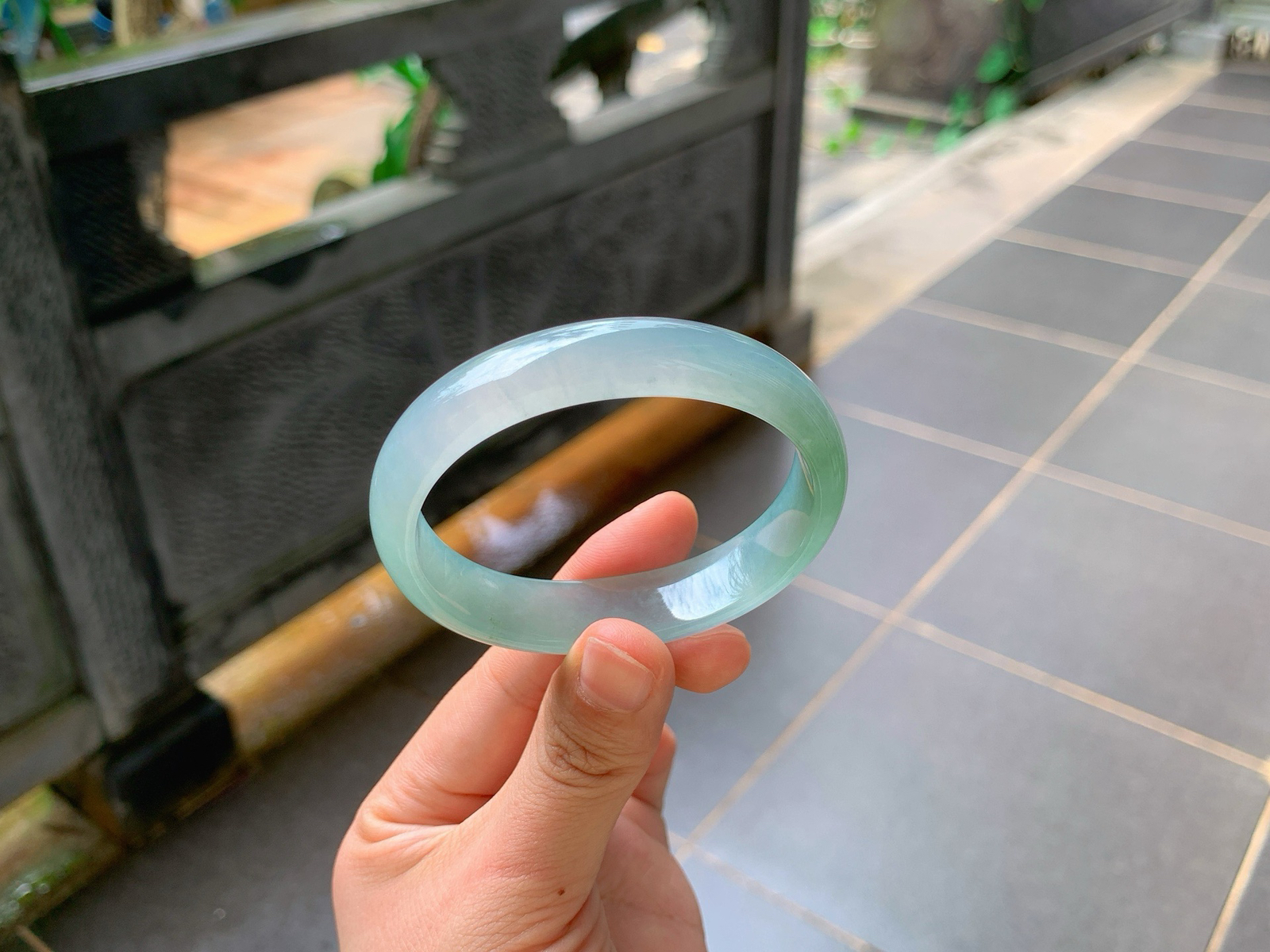 ️｜55圈口
湖水绿冰料贵妃镯
贴合手腕的专属版型，修饰手臂线条一绝
冰透胶感玉质，淡雅湖水绿干净耐看