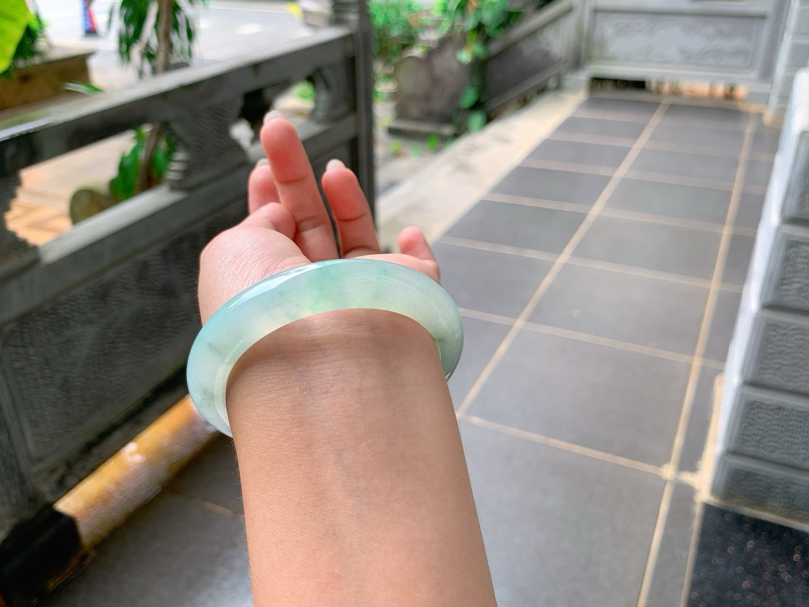｜54圈口
冰晴底，飘金丝绿，种老胶透，附带着乌鸡花