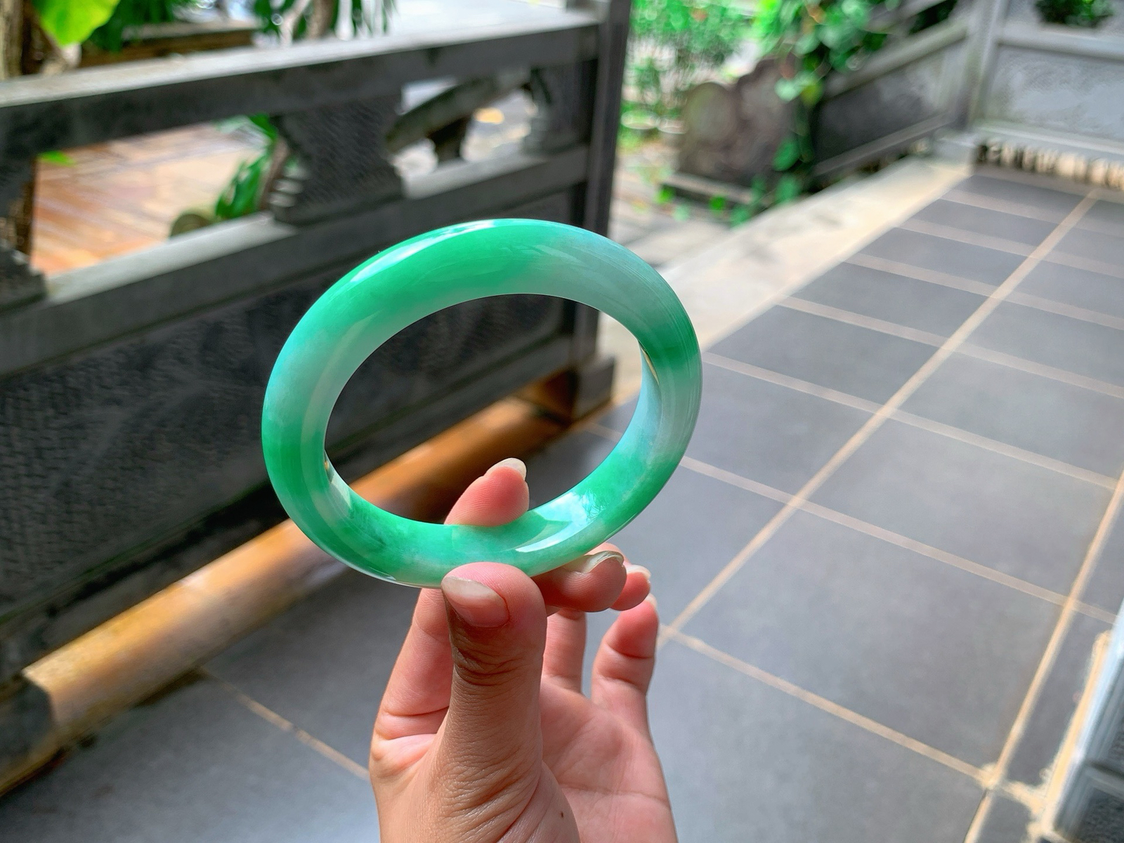 ⭕️｜59圈口
满色辣阳绿，超级抢眼，满满的贵气感，端庄大气，气质满满的，