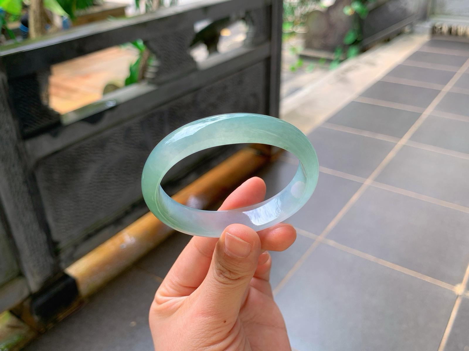️｜55圈口
湖水绿冰料贵妃镯
贴合手腕的专属版型，修饰手臂线条一绝
冰透胶感玉质，淡雅湖水绿干