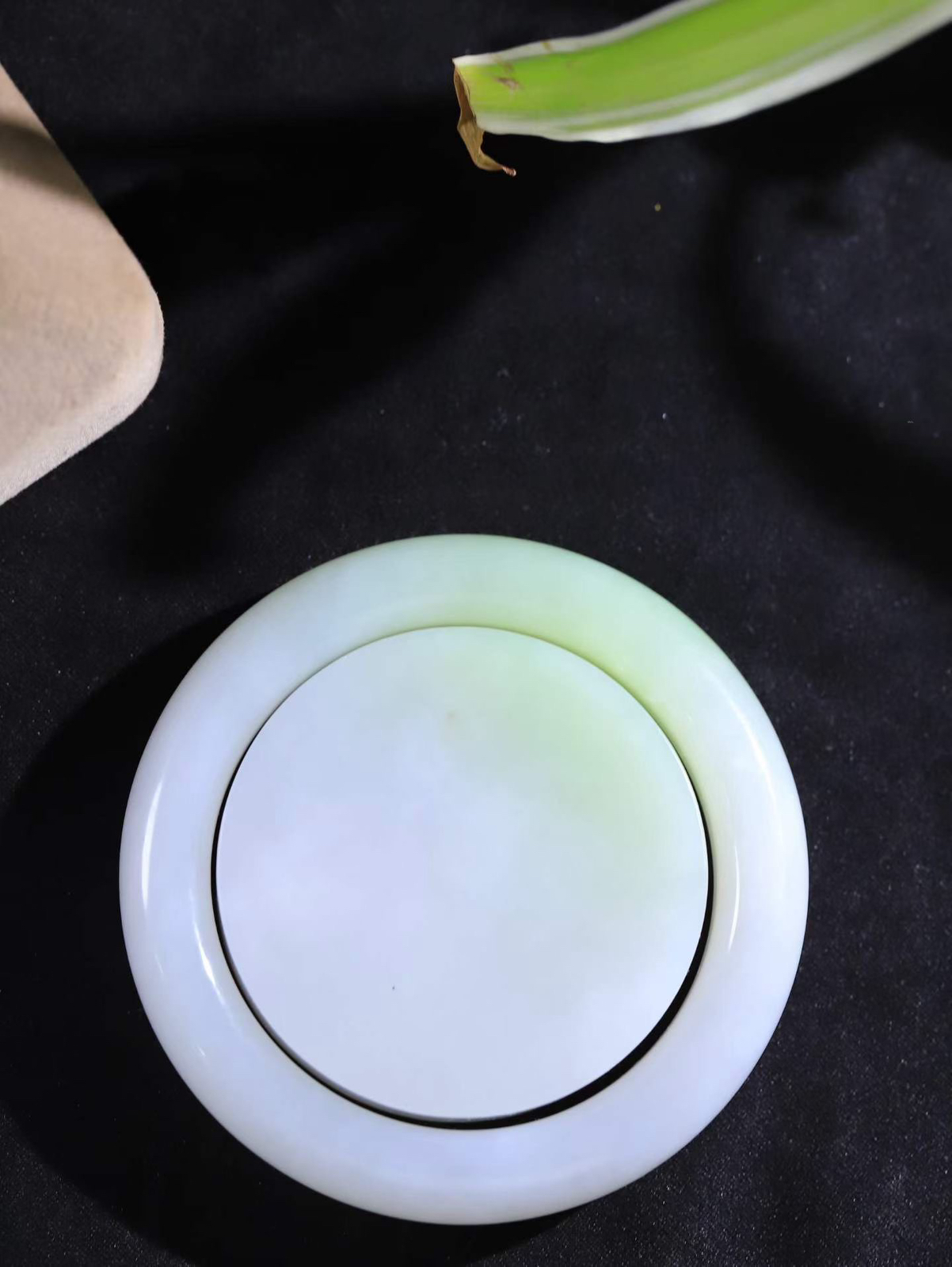 一套 【腕间柔情.套镯】   

收藏级️和田玉白玉带翠手镯套装 玉质温润细腻 油性十足 古朴秀雅 轻抚岁月的栏杆软香温玉，腕间玉镯轻轻晃动，令人情动心间，撷一缕月末的芬芳，把心思铺陈，时光静美，惟有你最温柔。共重141.92克  手镯尺寸52.5-13-9.7mm 镯芯尺寸50.7-13.4mm  10602000A