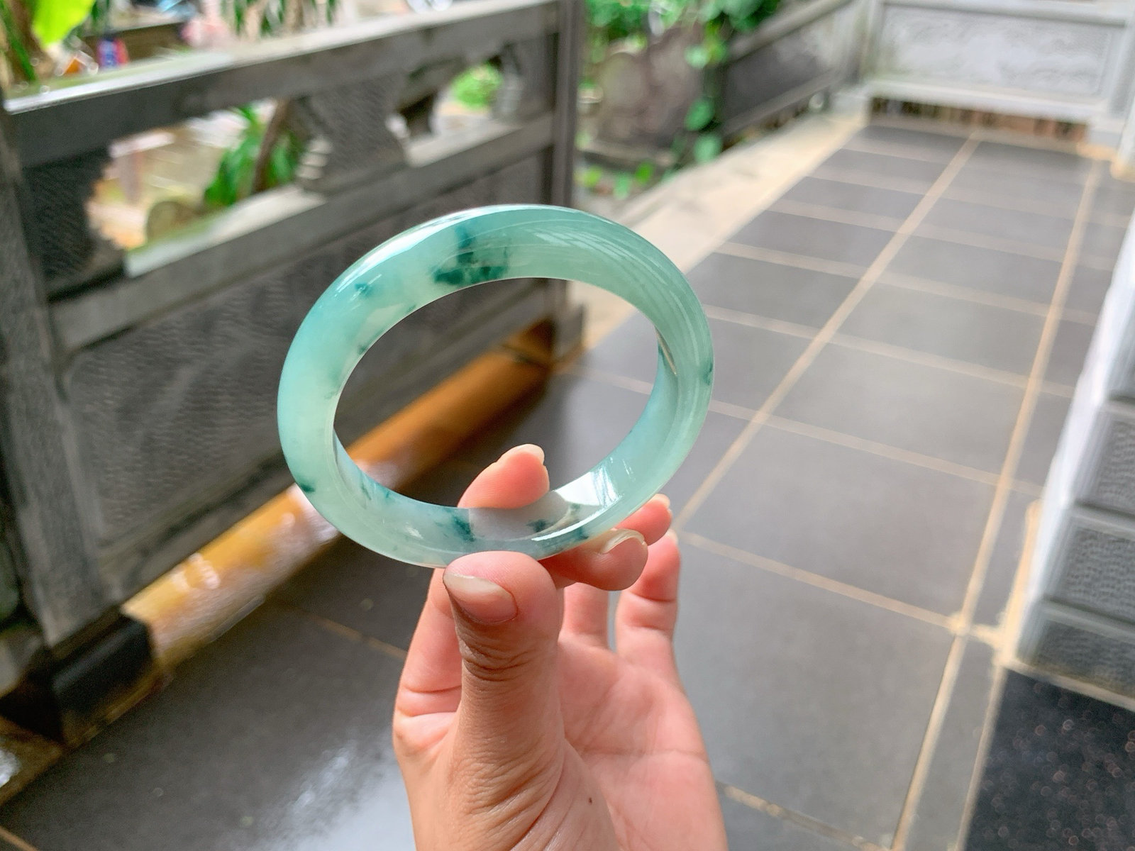 ｜55圈口
冰飘花翡翠手镯，水墨画花色灵动，底妆胶润清透，优雅端庄，
