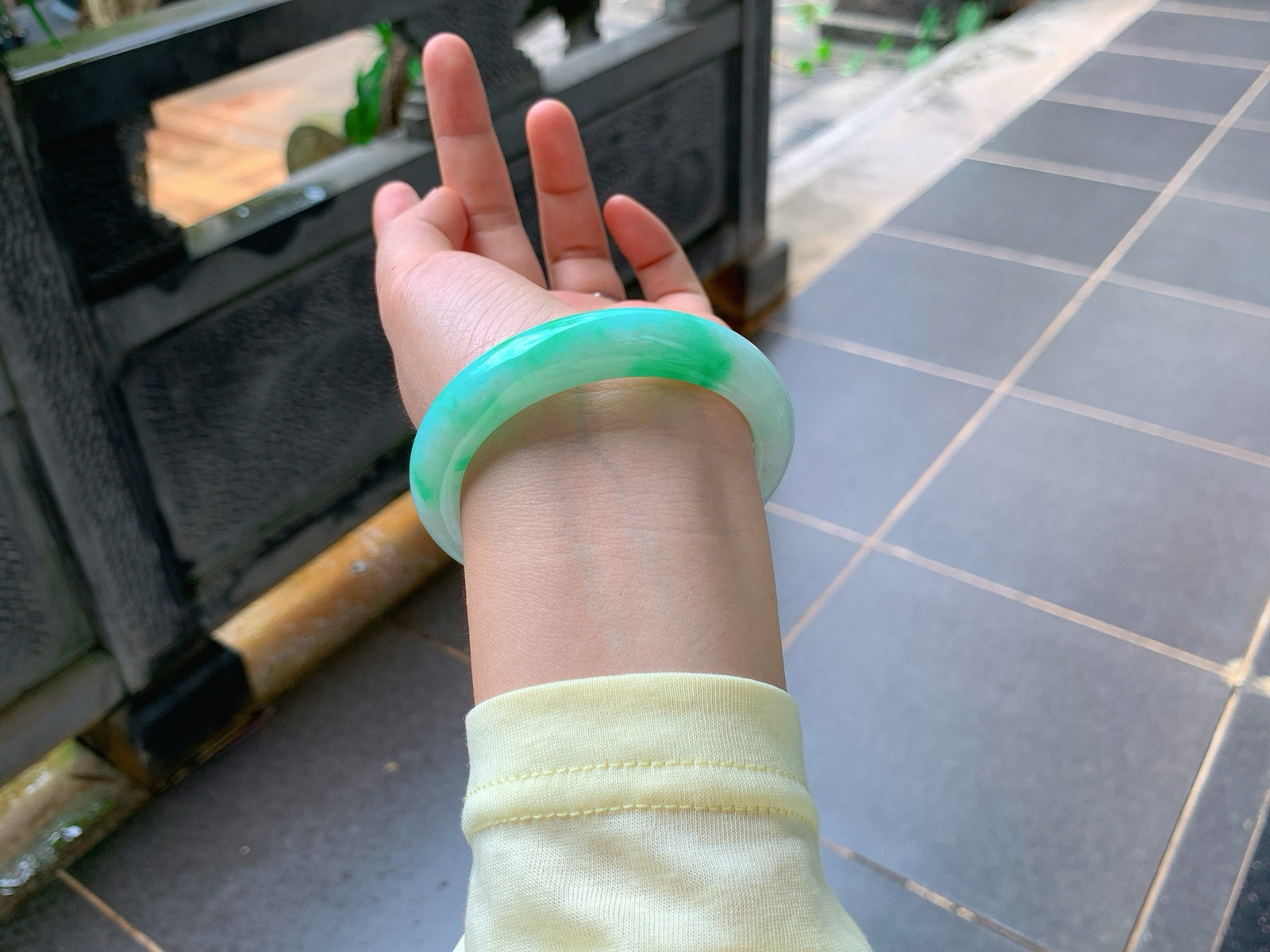 ｜57圈口
阳绿飘花翡翠镯
冰润清透的底色，一抹正阳绿明艳灵动
浓淡相宜，灵气十足，上手显贵气又雅致，