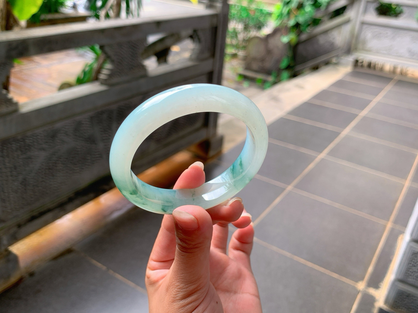 ｜57圈口
冰飘花翡翠手镯，飘绿花，花色清新明亮，种老冰润，灵动可爱，小清新风格简约时尚