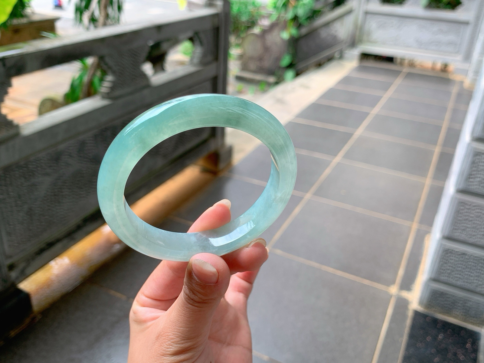 ｜60圈口
冰晴底，质地轻盈，水汪汪的，像平静的湖水，静谧宁和，