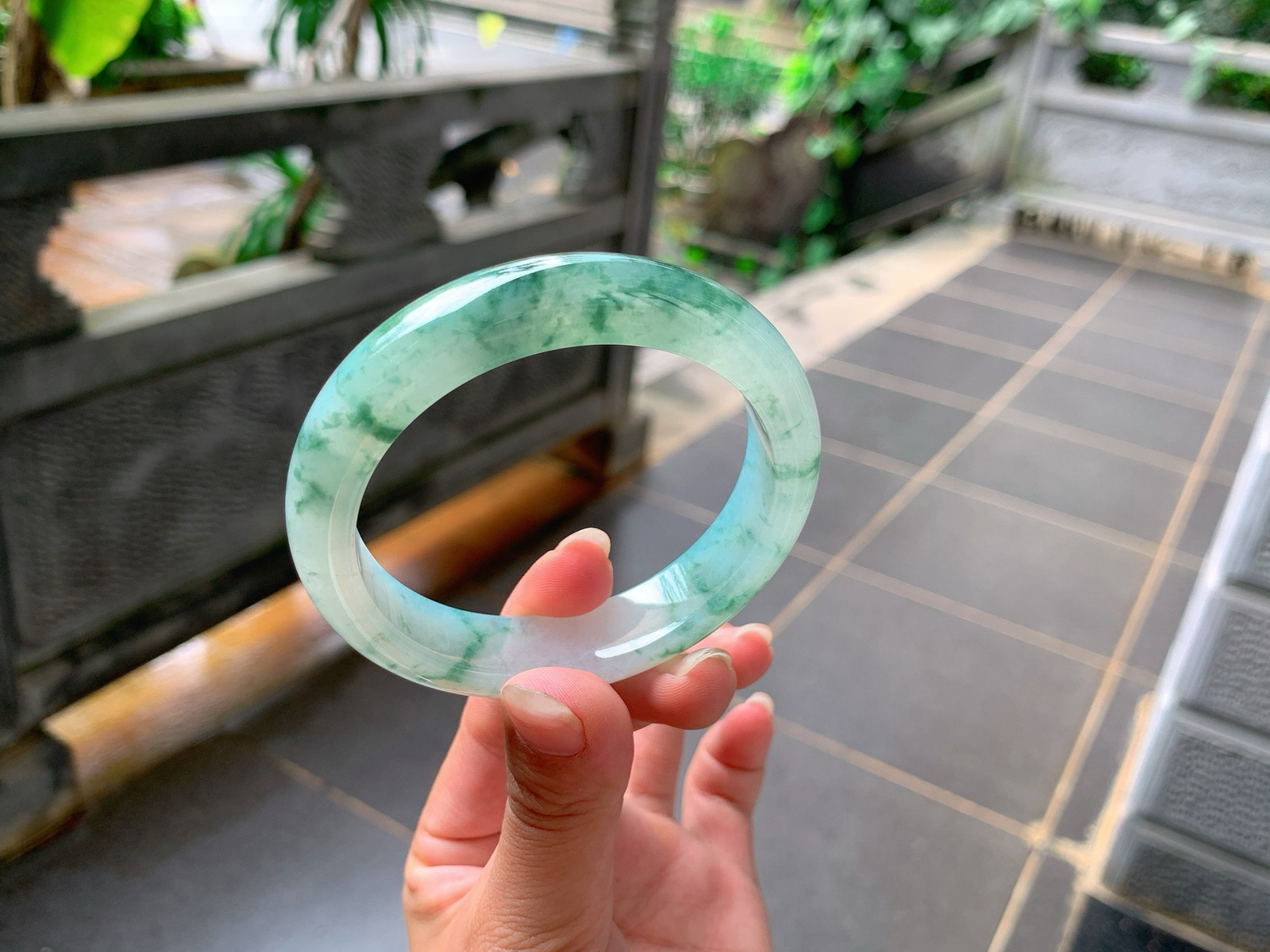 ｜56圈口
冰飘花翡翠手镯，飘绿花，花色飘逸灵动清爽大方，像海藻花一样，