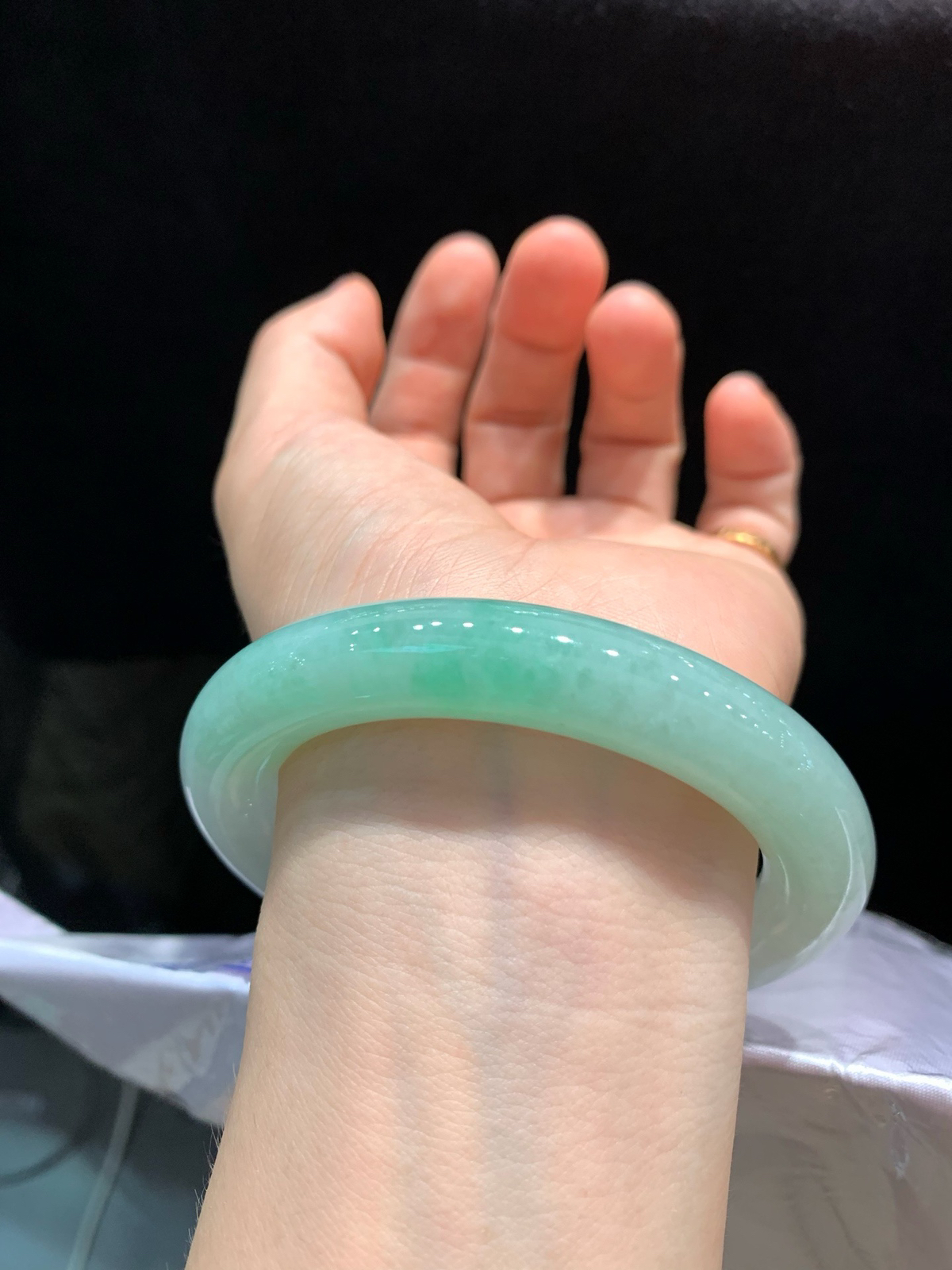 尺寸58/11.3/12.3，带色圆条手镯
水润细腻 种老