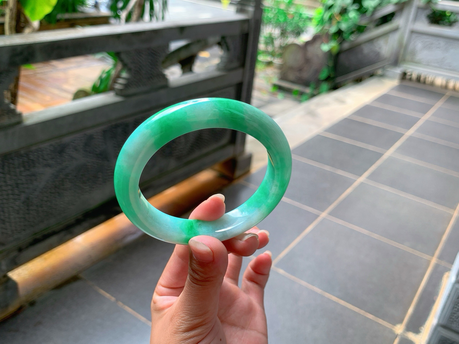 ⭕️｜59圈口
满色辣阳绿，超级抢眼，满满的贵气感，端庄大气，气质满满的，