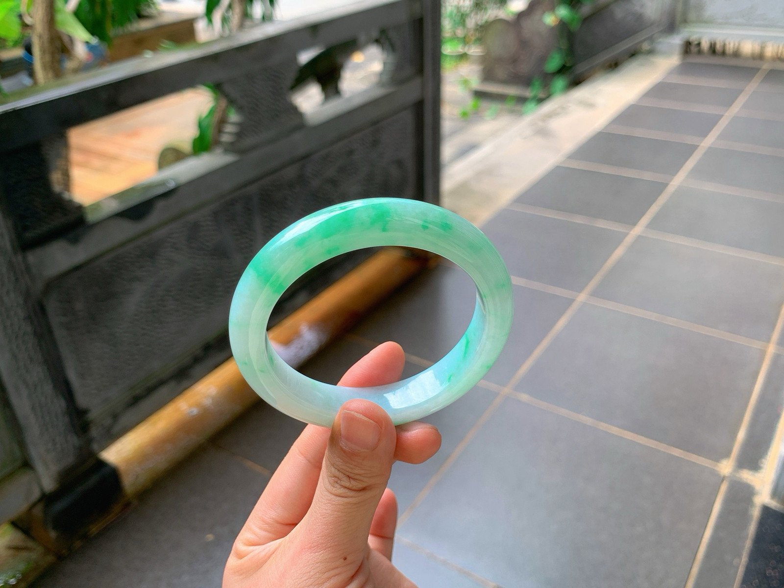 ｜57圈口
阳绿飘花翡翠镯
冰润清透的底色，一抹正阳绿明艳灵动
浓淡相宜，灵气十足，上手显贵气又