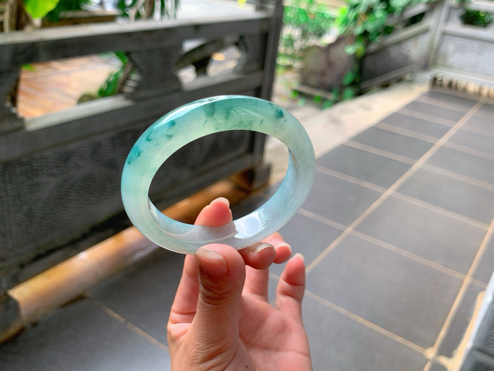 ｜55圈口
冰飘花翡翠手镯，绿丝丝花灵动飘逸，水汪汪的，清透自然，