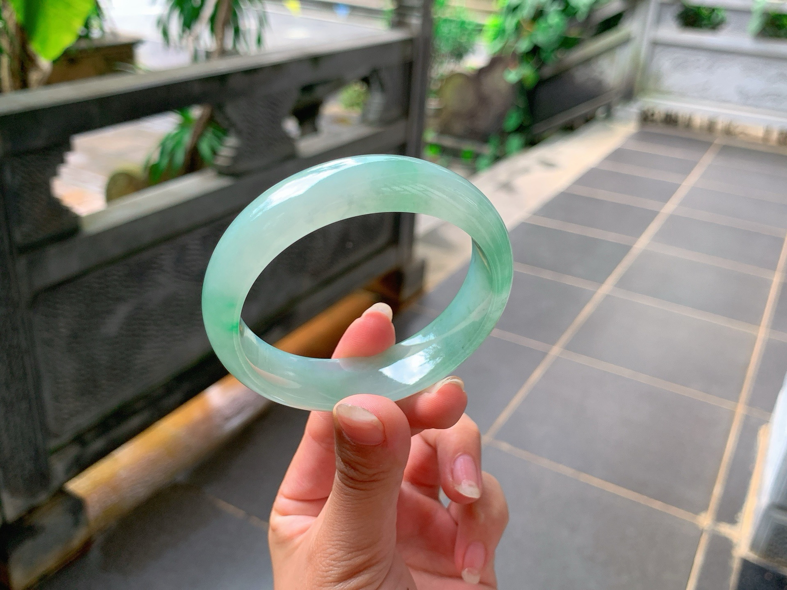｜56圈口
冰晴绿底，飘金丝绿花，种老胶透特别的养眼，版型宽厚大气
