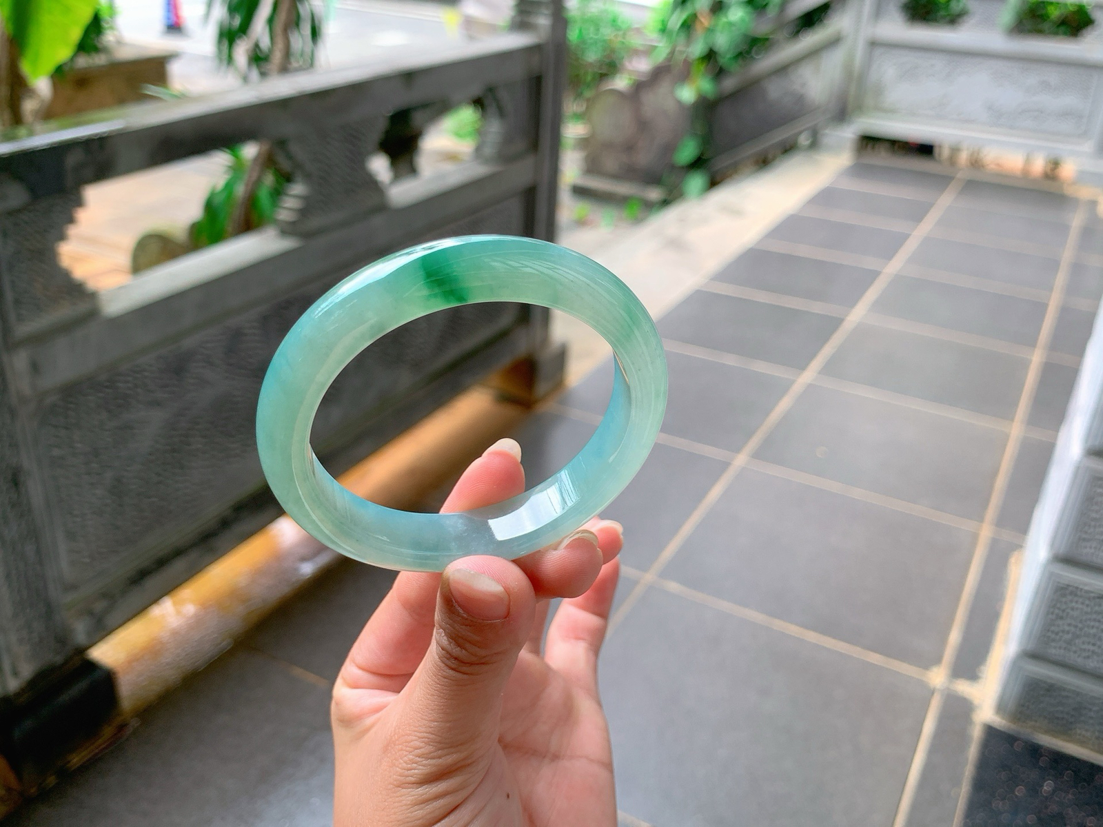 ｜56圈口
冰绿晴底飘花，底妆胶润饱满，一抹绿花增添了一份活力，优雅端庄，