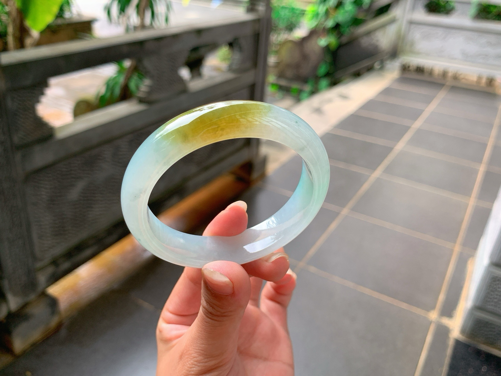 ｜57圈口
冰黄翡，柠檬黄的感觉，带晴绿底色，底妆冰冰润润的，特色招财