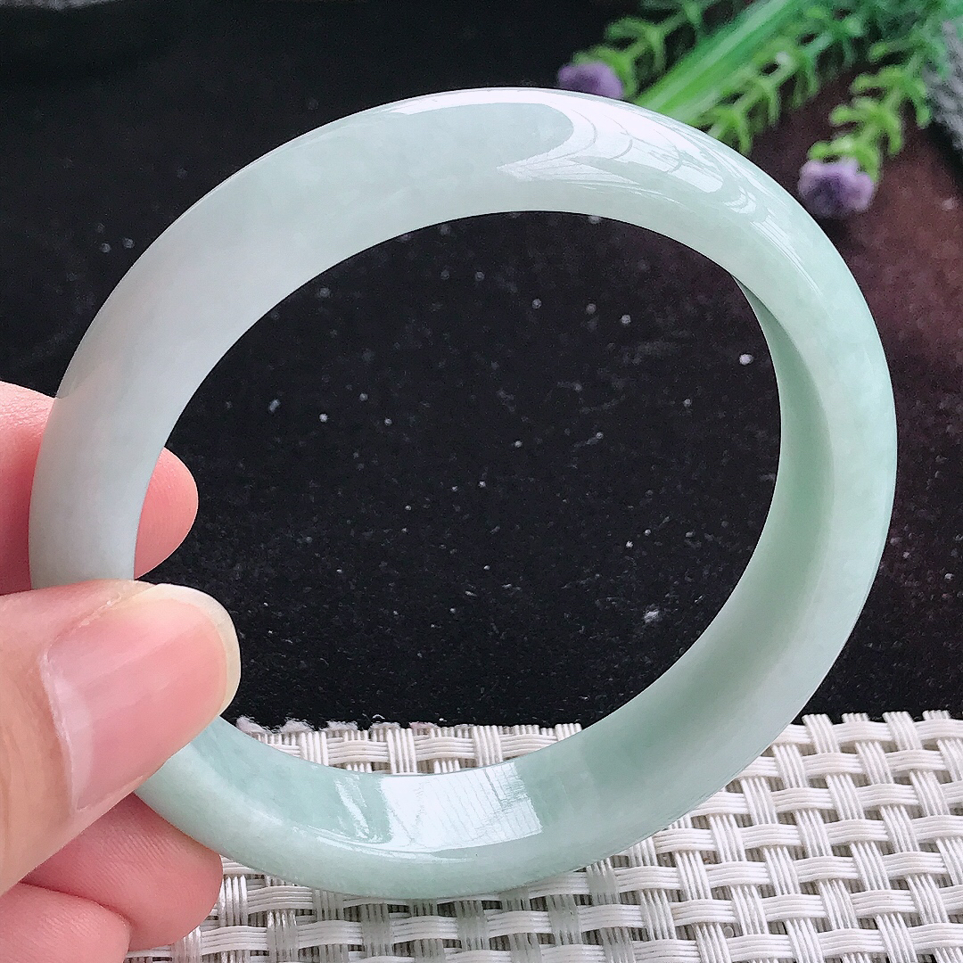 实拍A货翡翠57.5/13/7.6老坑秀气温润浅绿色手镯平安镯平安镯