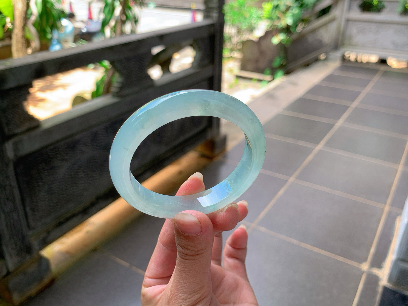 ｜55圈口
冰晴底，飘丝丝绿花，有小美人痣，胶透性，素雅清新