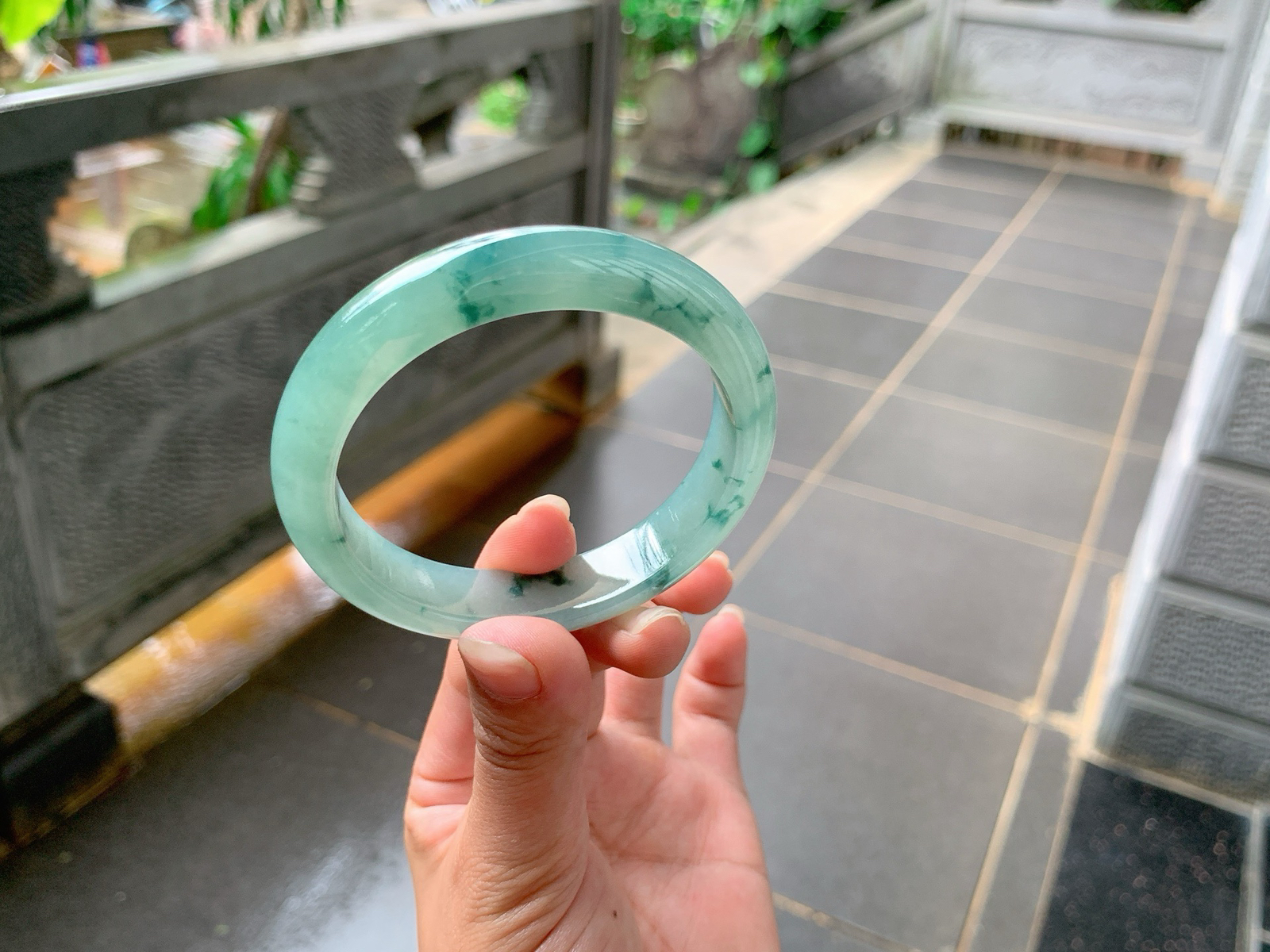 ｜55圈口
冰飘花翡翠手镯，水墨画花色灵动，底妆胶润清透，优雅端庄，