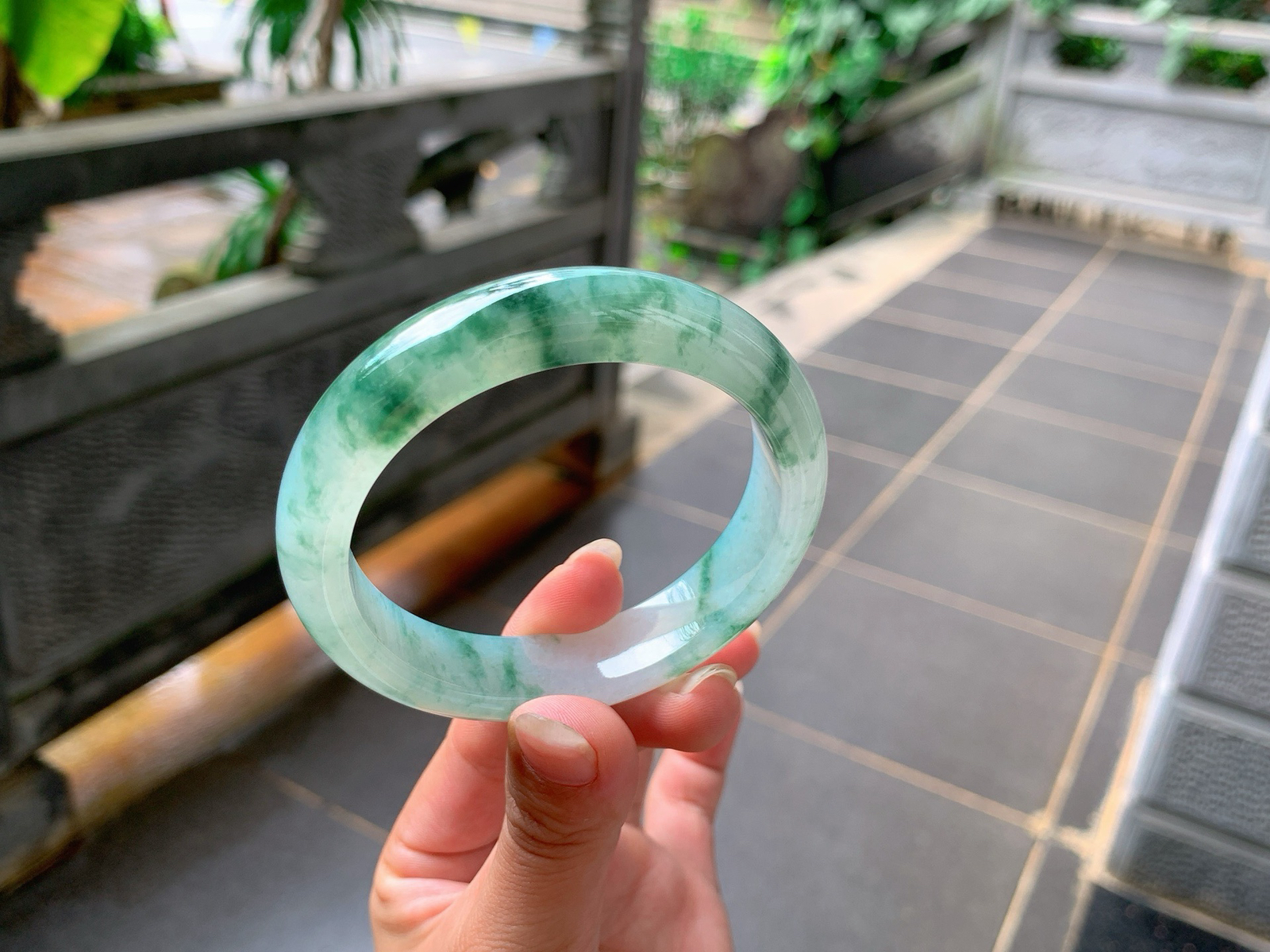 ｜56圈口
冰飘花翡翠手镯，飘绿花，花色飘逸灵动清爽大方，像海藻花一样，