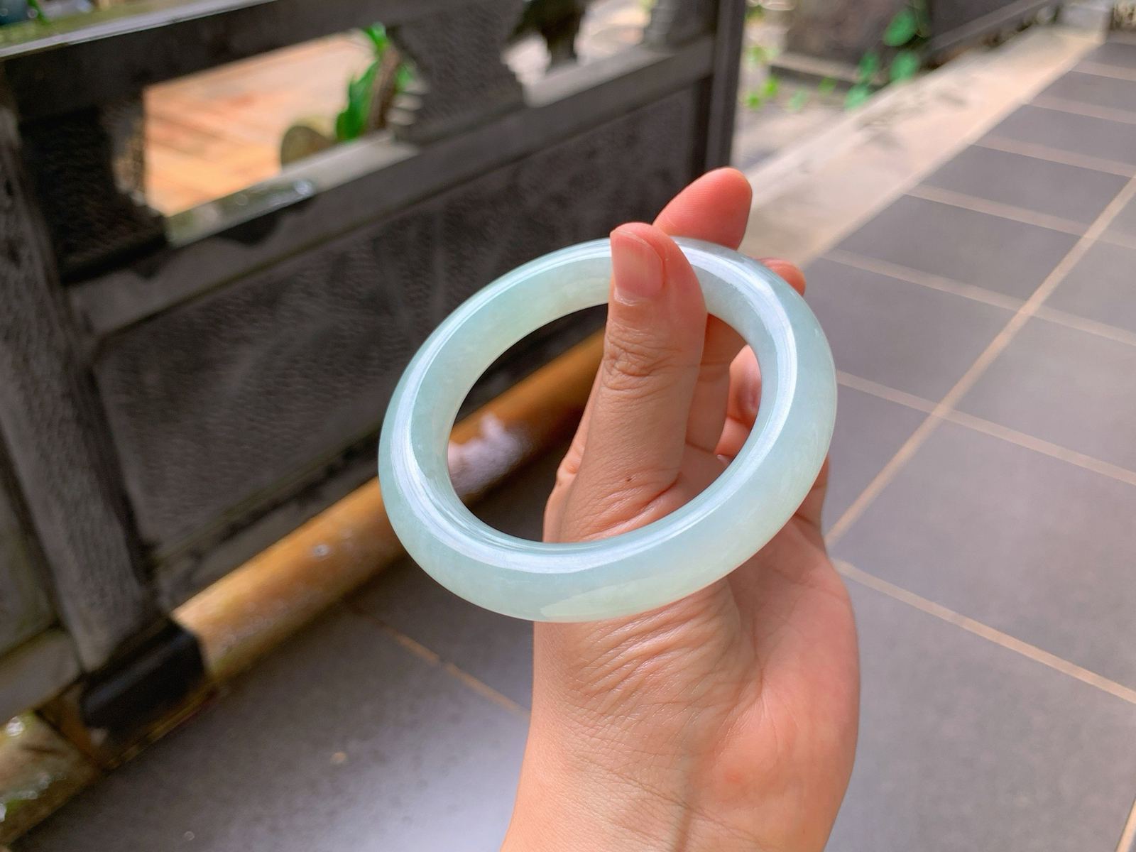 🪻｜57圈口
晴水圆条翡翠手镯
一汪春水凝在腕间，冰润通透自带柔光
圆润饱满的条型，上手温婉显气质