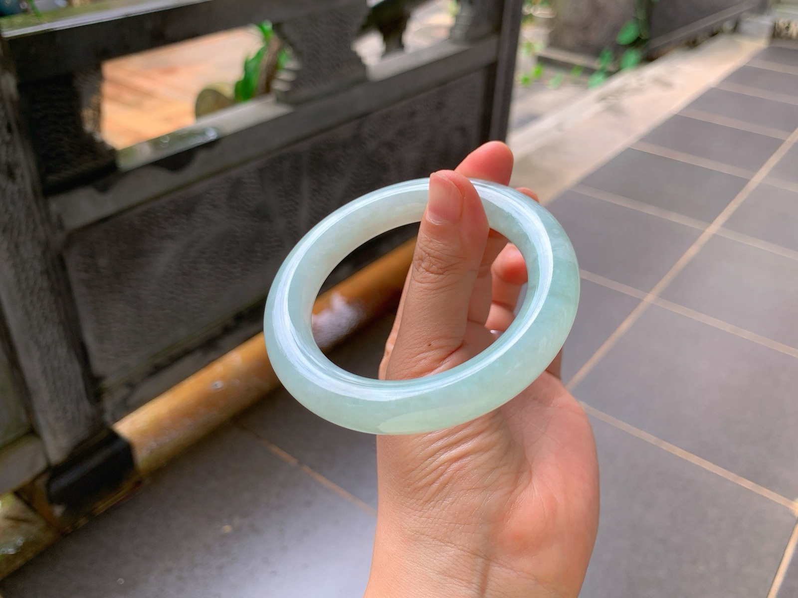 🪻｜57圈口
晴水圆条翡翠手镯
一汪春水凝在腕间，冰润通透自带柔光
圆润饱满的条型，上手温婉显气质