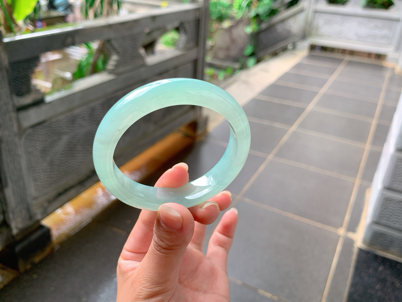 ｜55圈口
冰绿晴底，微微飘着乌鸡花，色系甜甜润润的，底妆胶感满满的，饱满透亮，