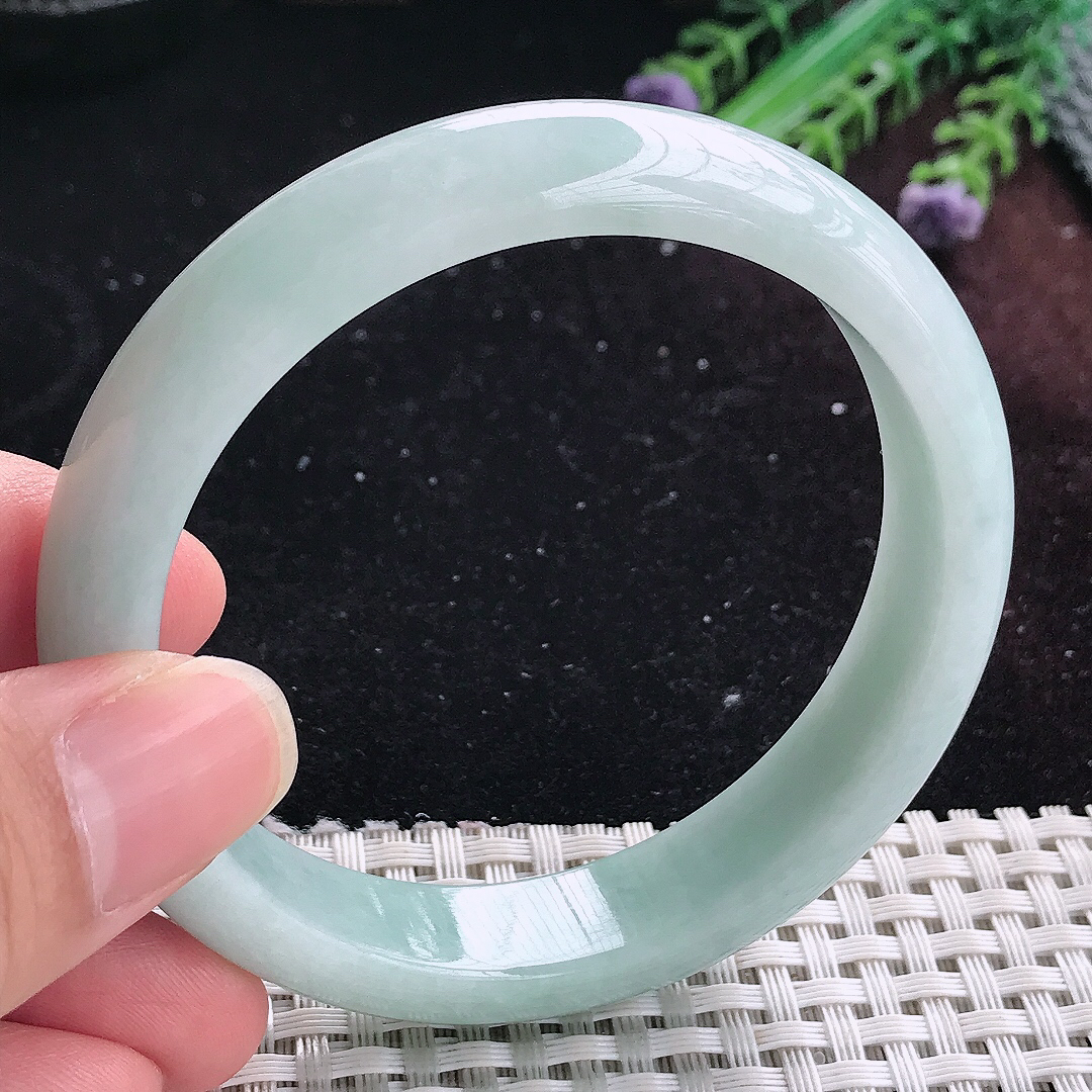 实拍A货翡翠57.5/13/7.6老坑秀气温润浅绿色手镯平安镯平安镯