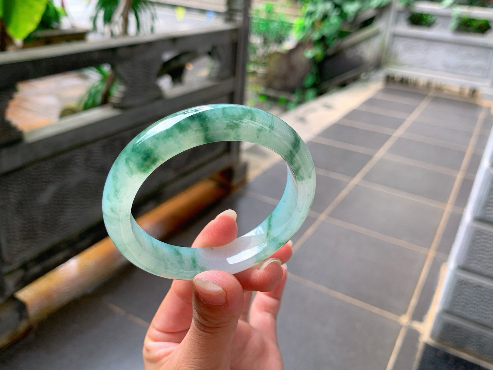 ｜56圈口
冰飘花翡翠手镯，飘绿花，花色飘逸灵动清爽大方，像海藻花一样，