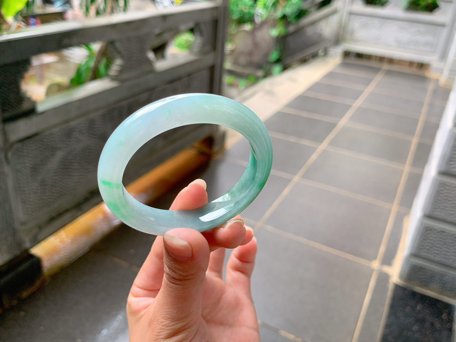 ｜51圈口
黄加绿翡翠手镯，飘金丝绿花，底妆冰润细腻，色泽独特明亮，