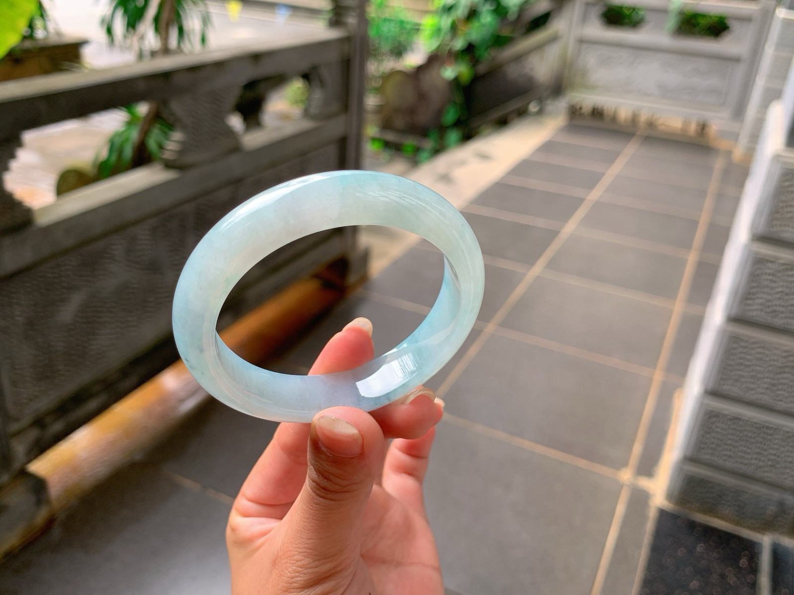 ｜56圈口
淡淡的底色，飘烟紫花，俏皮可爱，底妆冰润细腻，温柔姐姐的感觉，