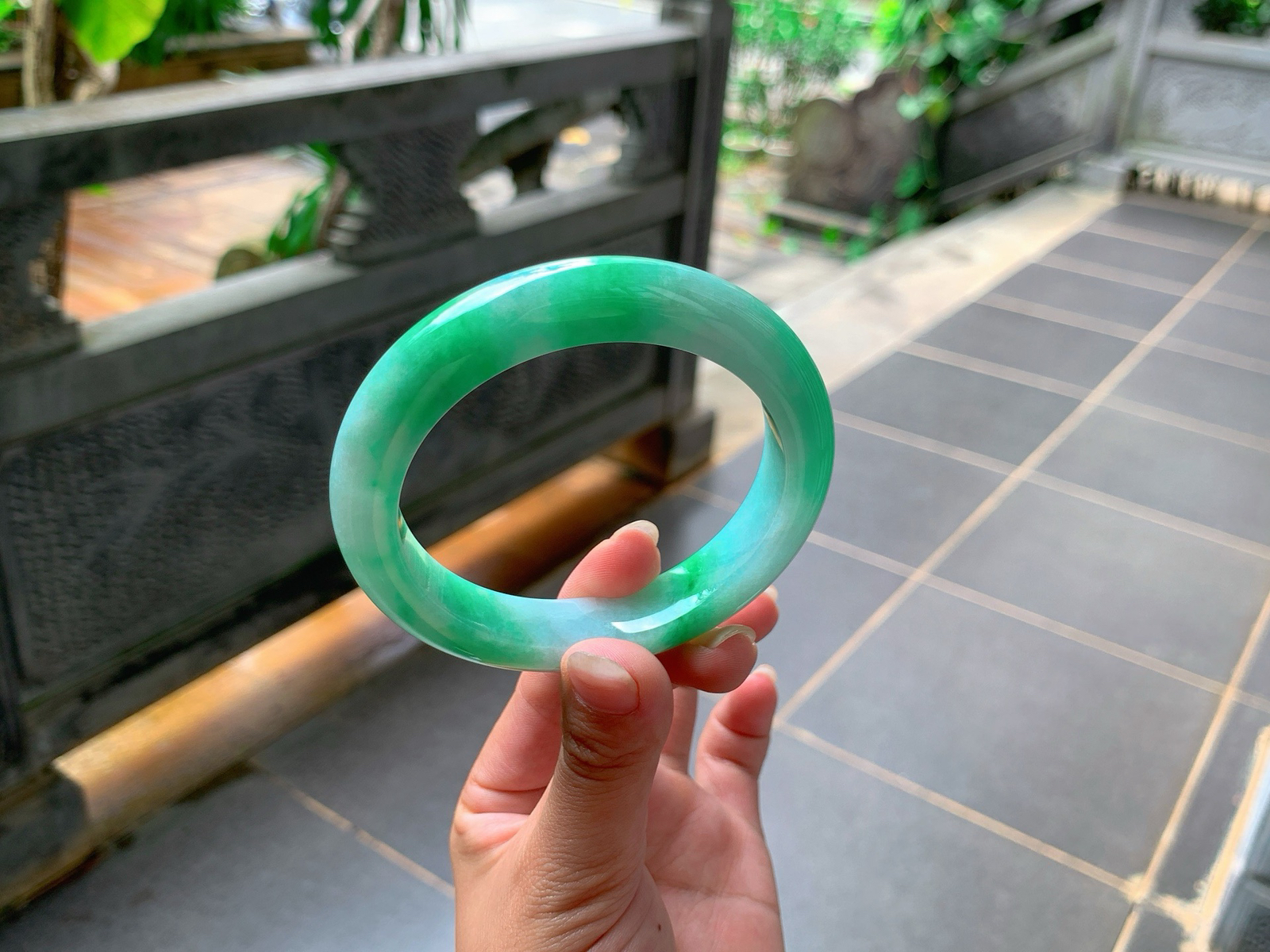 ⭕️｜59圈口
满色辣阳绿，超级抢眼，满满的贵气感，端庄大气，气质满满的，
