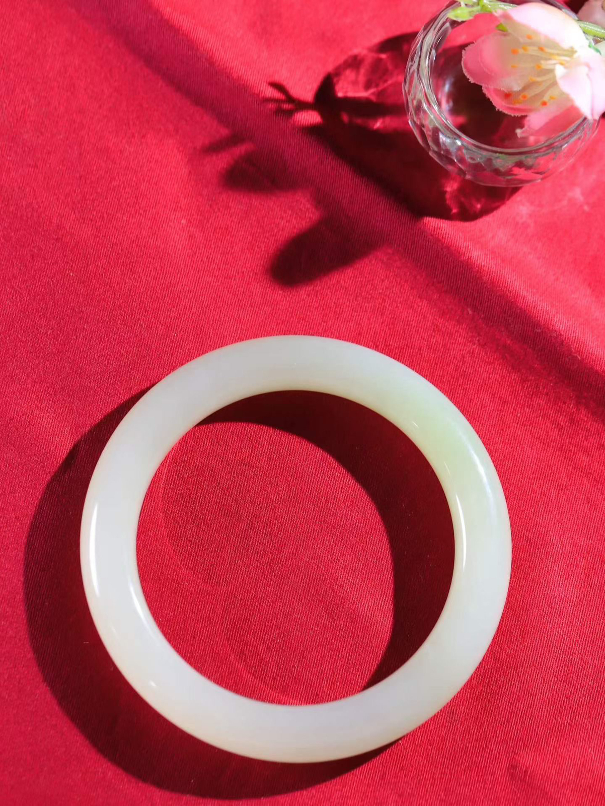 【翠色怡人.手镯】

精品和田玉翠青手镯，精品超级美镯，玉质细腻饱满，️温润脂香，仙雾缥缈，怡静如画，意蕴十足～，戴于腕间，神秘与高贵并存，给人以出尘的风雅，优美脱俗，气质非凡。重70.3克 内径60.5mm尺寸12-10.5mm 1970400y