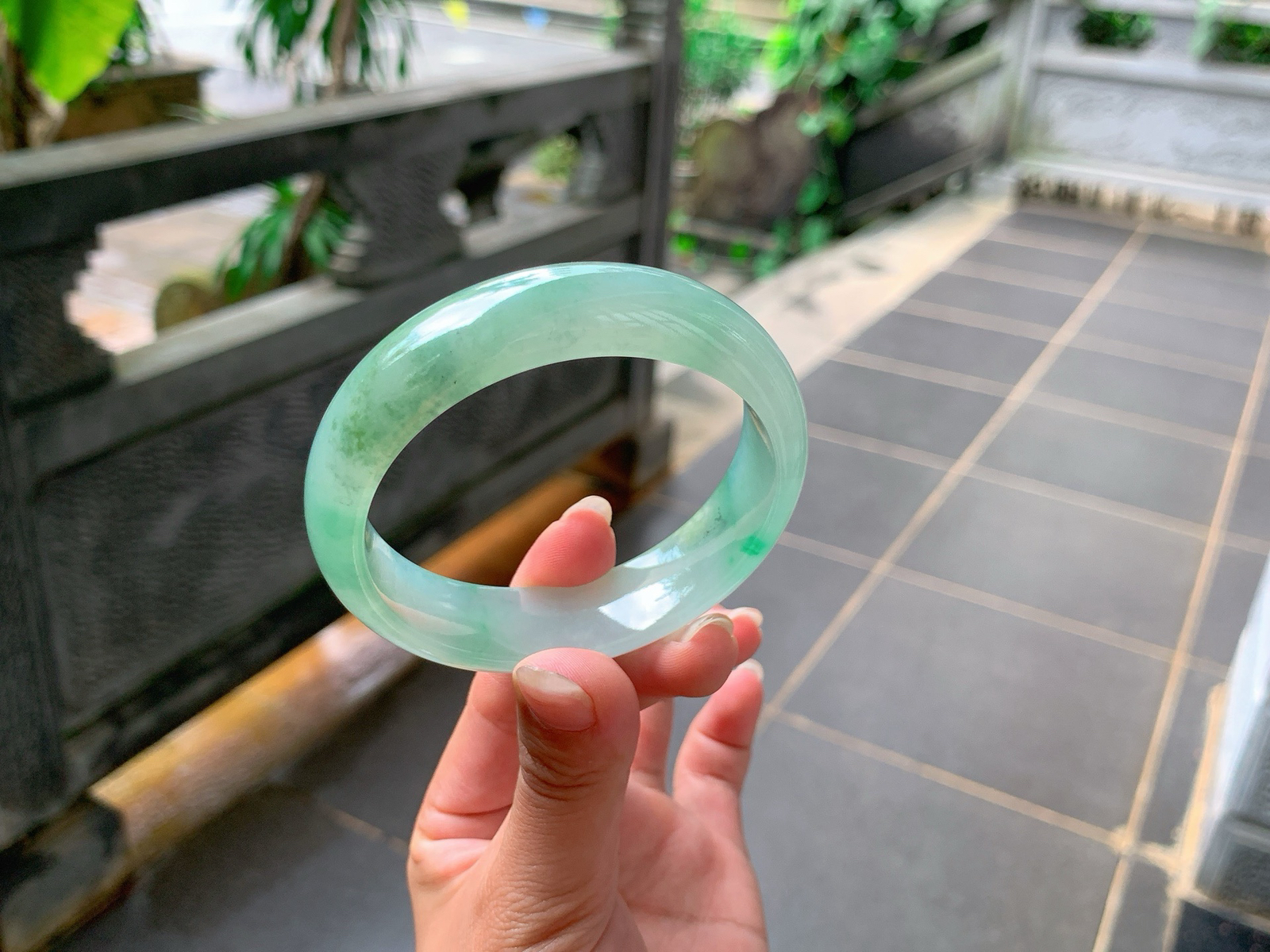 ｜56圈口
冰晴绿底，飘金丝绿花，种老胶透特别的养眼，版型宽厚大气