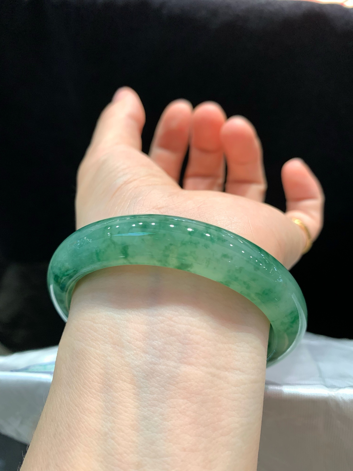 尺寸56.4/12.2/8.7，冰种飘花手镯，冰透水润细腻，种水好，古色古香