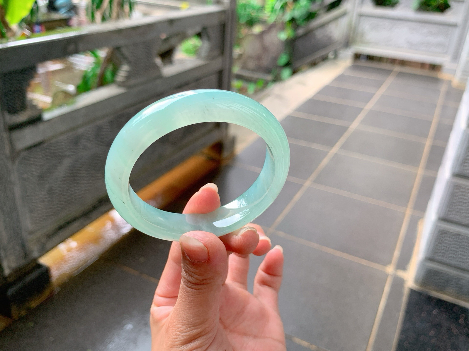 ｜55圈口
冰绿晴底，微微飘着乌鸡花，色系甜甜润润的，底妆胶感满满的，饱满透亮，