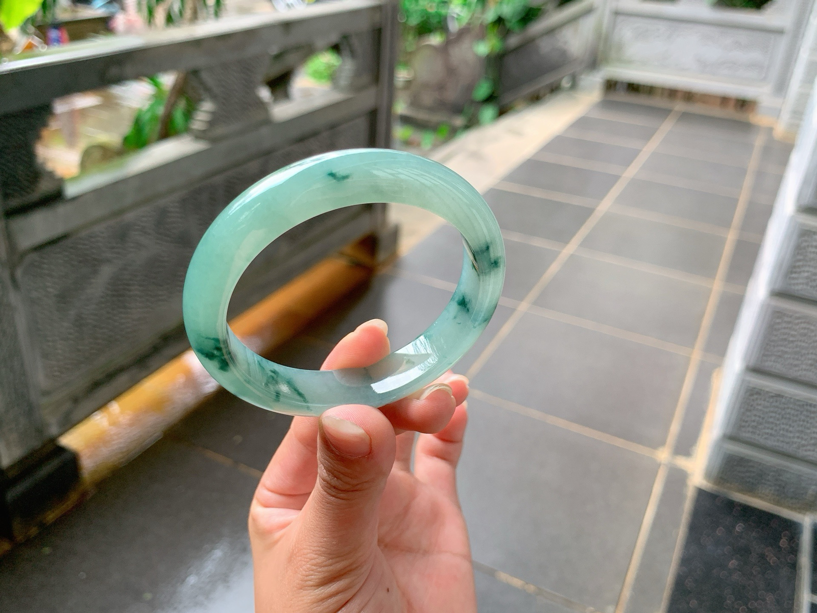 ｜55圈口
冰飘花翡翠手镯，水墨画花色灵动，底妆胶润清透，优雅端庄，