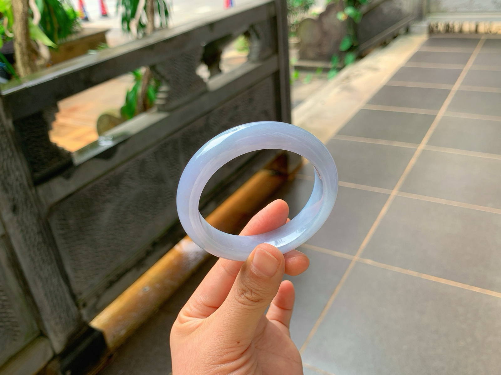 ️｜52圈口
春色翡翠手镯，整体属于清爽耐看的冰紫优质翡翠镯，种水舒服、颜色柔和，上手自带清冷温婉的仙气感，