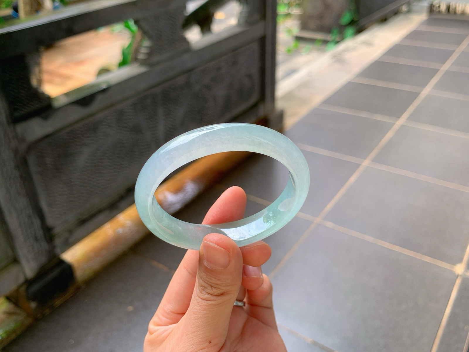 ｜54圈口
冰透晴水贵妃镯，
干净通透，素雅百搭，久戴温润养人
一件温柔配饰，陪你四季日常，