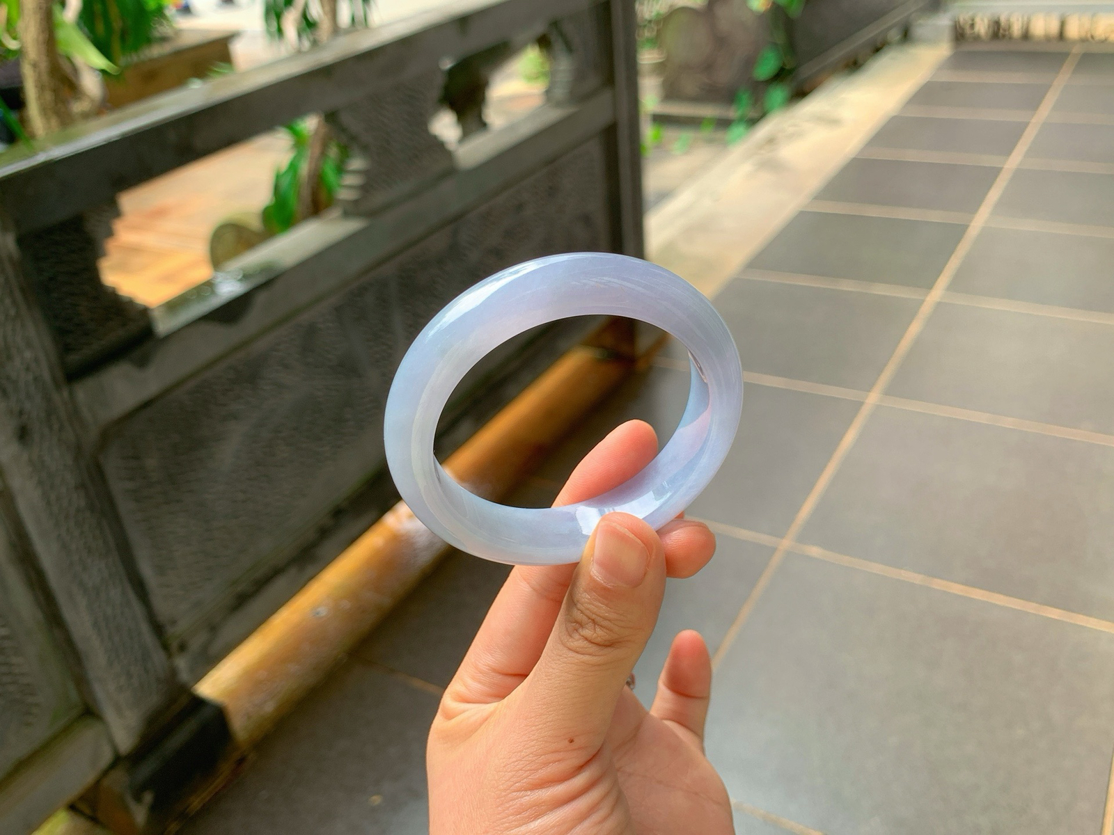 ️｜52圈口
春色翡翠手镯，整体属于清爽耐看的冰紫优质翡翠镯，种水舒服、颜色柔和，上手自带清冷温婉的仙气感，