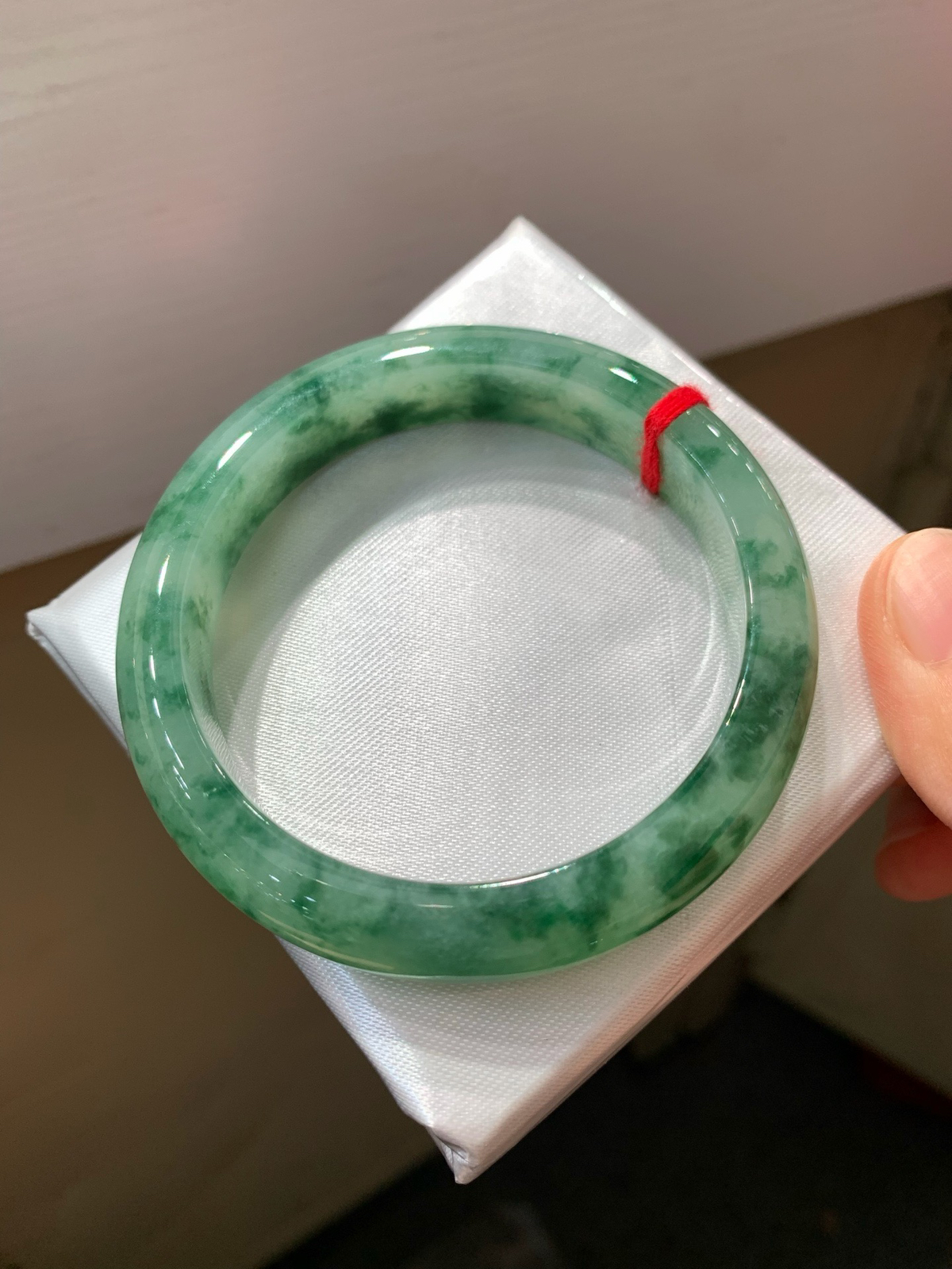 尺寸56.4/12.2/8.7，冰种飘花手镯，冰透水润细腻，种水好，古色古香