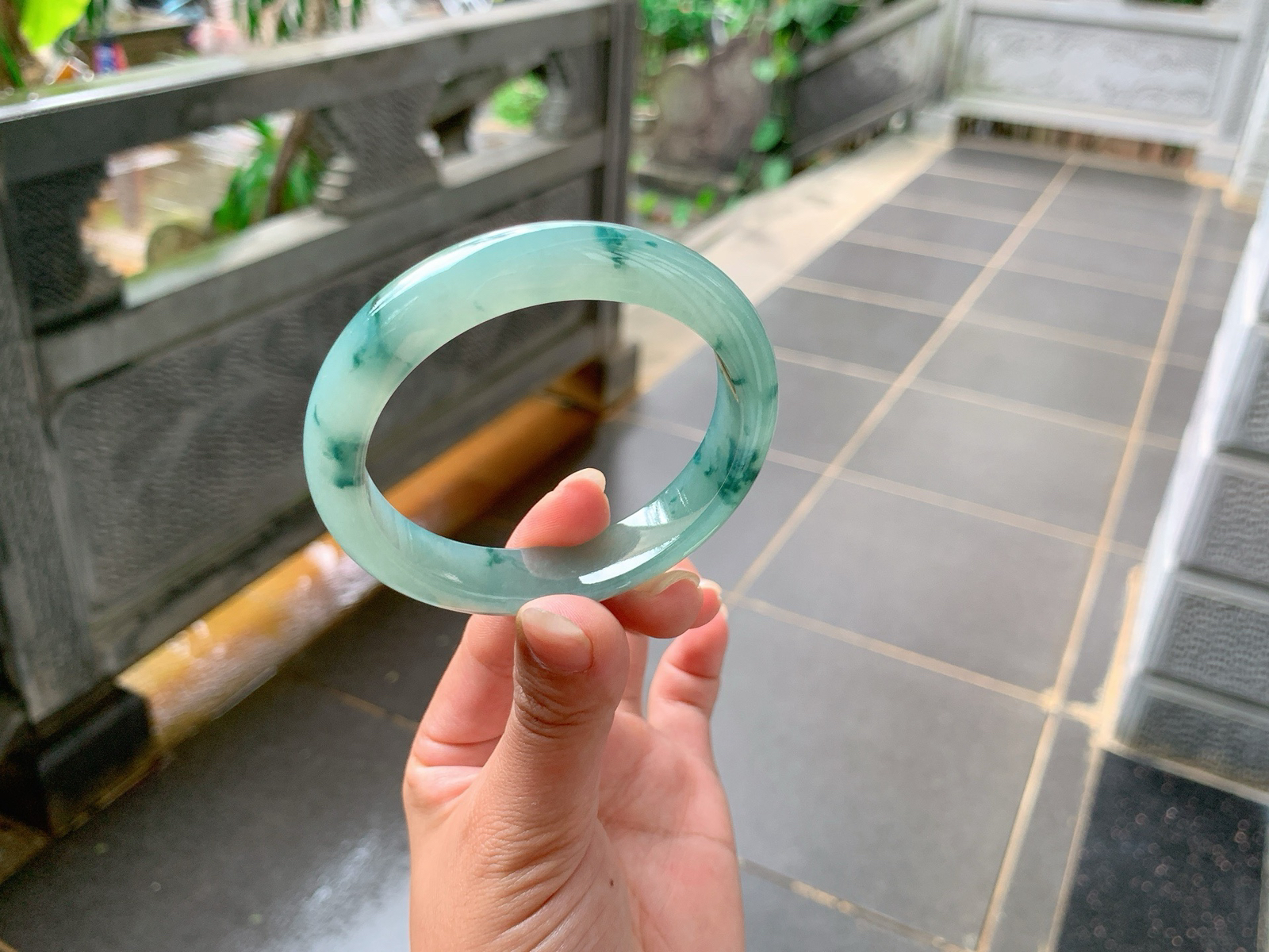 ｜55圈口
冰飘花翡翠手镯，水墨画花色灵动，底妆胶润清透，优雅端庄，