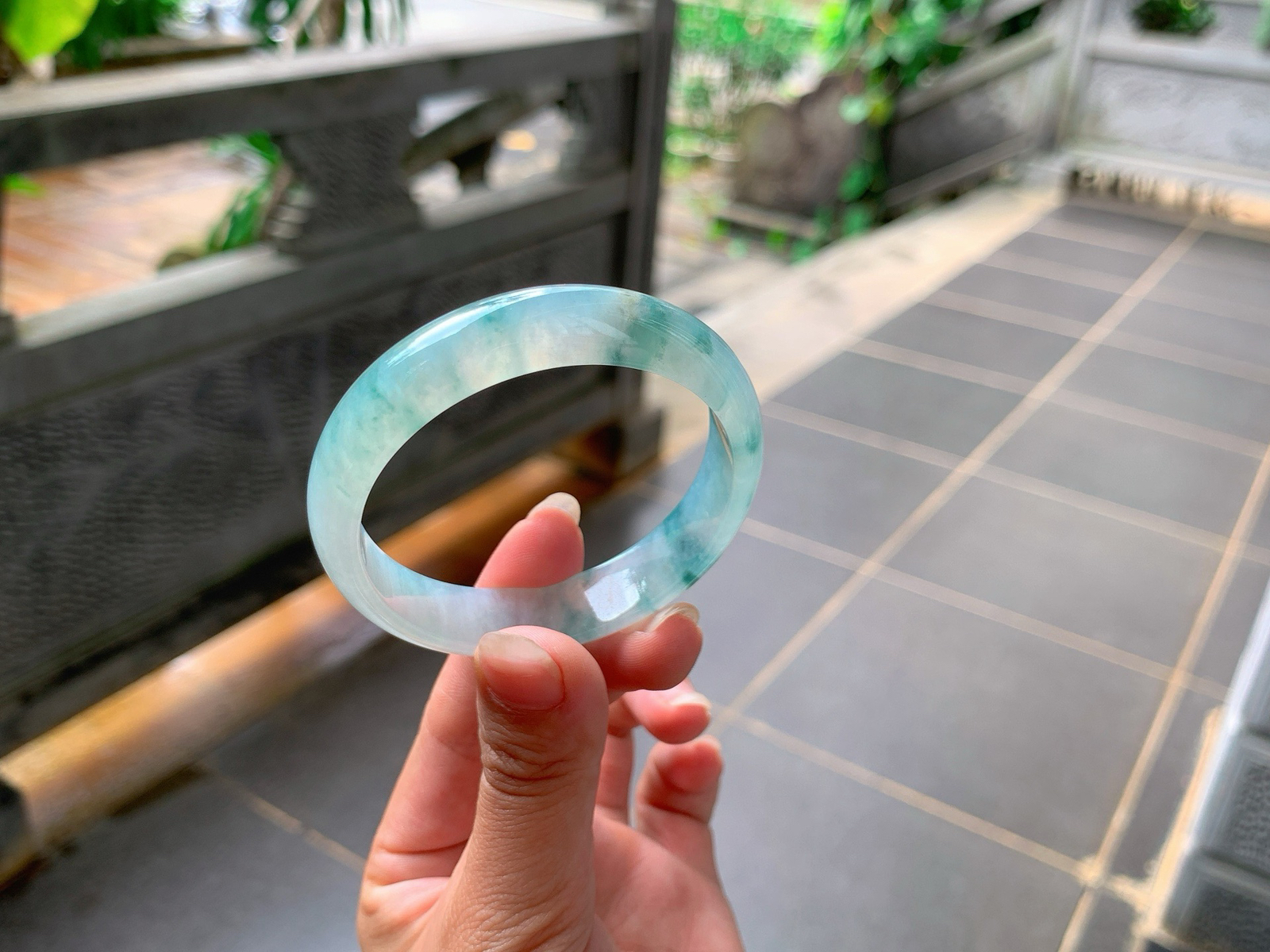 ｜56圈口
冰飘花贵妃手镯，花色灵动大方，飘逸轻盈，整体水汪汪的，冰润透亮，