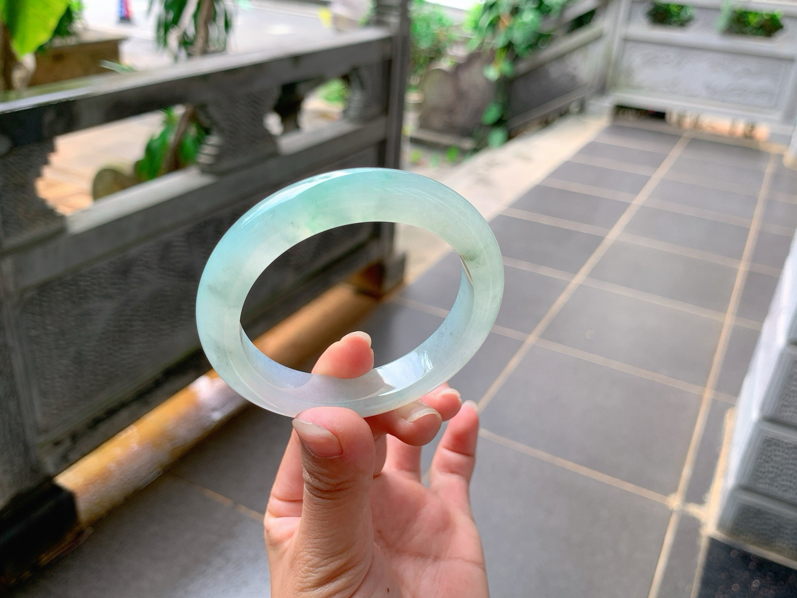 ｜54圈口
冰晴底，飘金丝绿，种老胶透，附带着乌鸡花