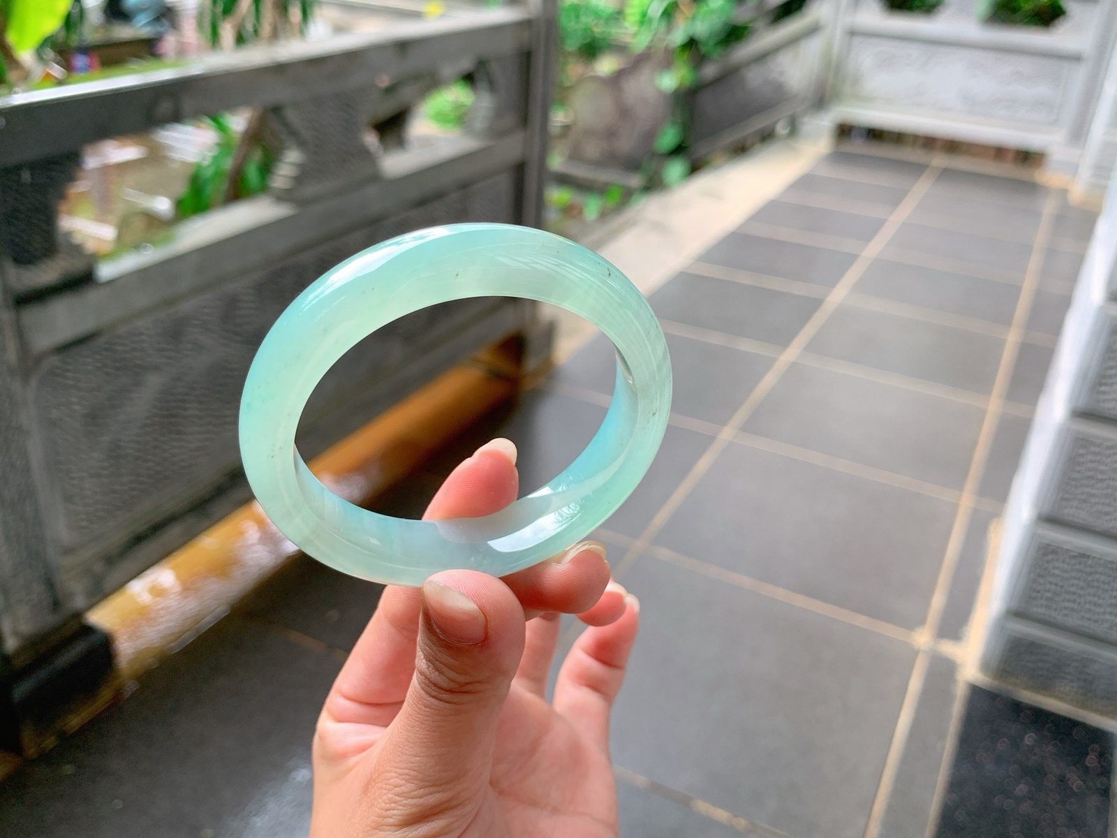 ｜55圈口
冰绿晴底，微微飘着乌鸡花，色系甜甜润润的，底妆胶感满满的，饱满透亮，