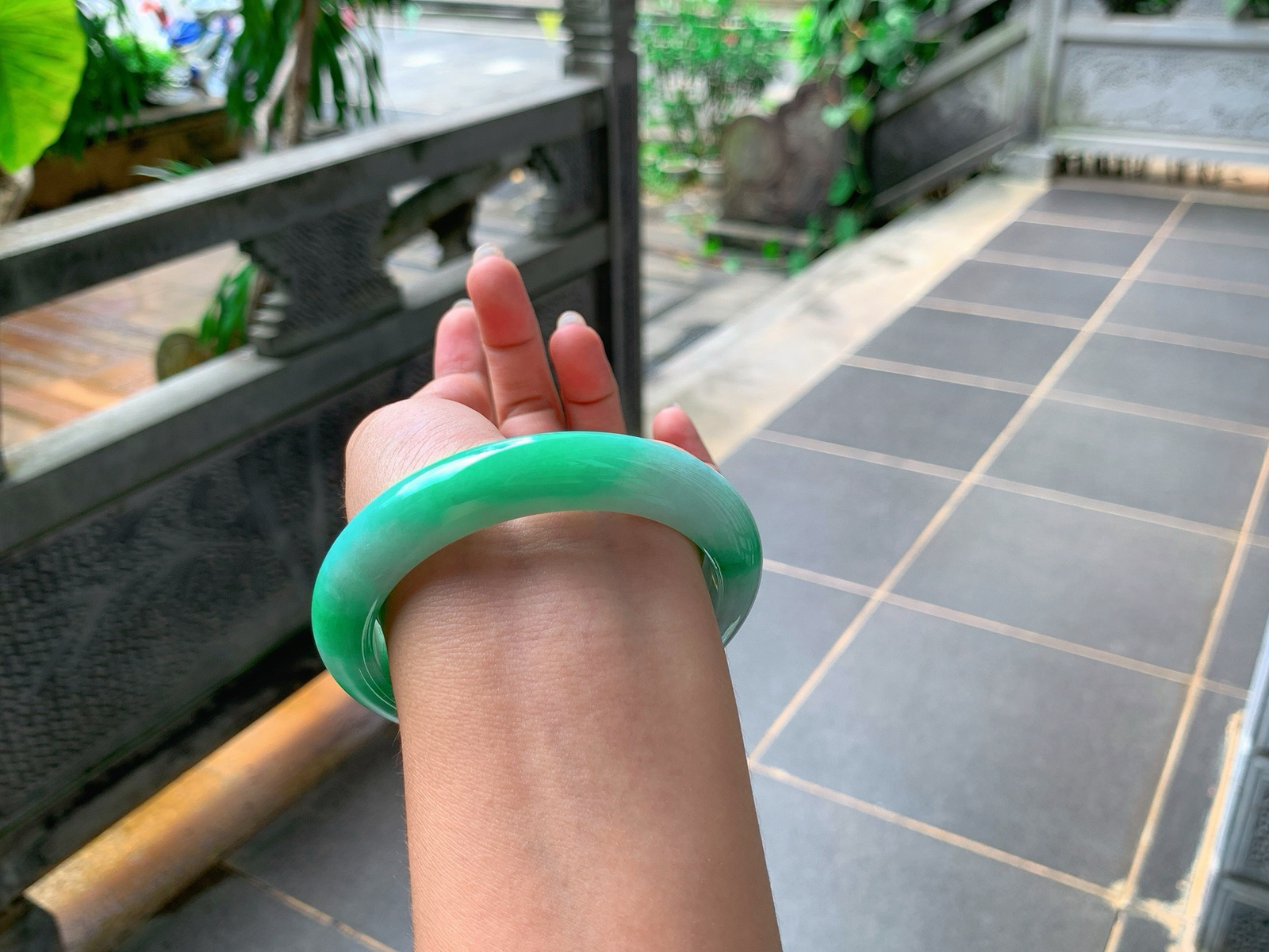 ⭕️｜59圈口
满色辣阳绿，超级抢眼，满满的贵气感，端庄大气，气质满满的，