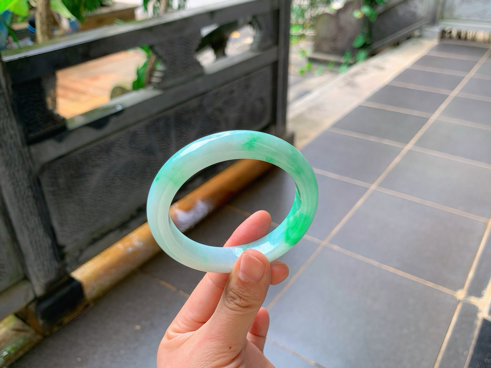 ｜57圈口
阳绿飘花翡翠镯
冰润清透的底色，一抹正阳绿明艳灵动
浓淡相宜，灵气十足，上手显贵气又雅致，