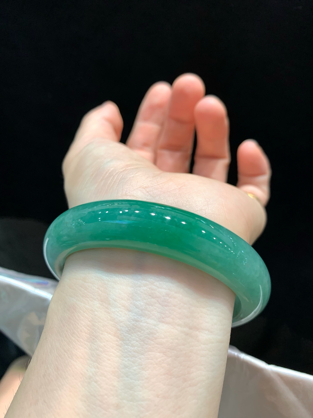尺寸58.4/13.5/8.6，油绿手镯
冰透水润细腻 清新甜美