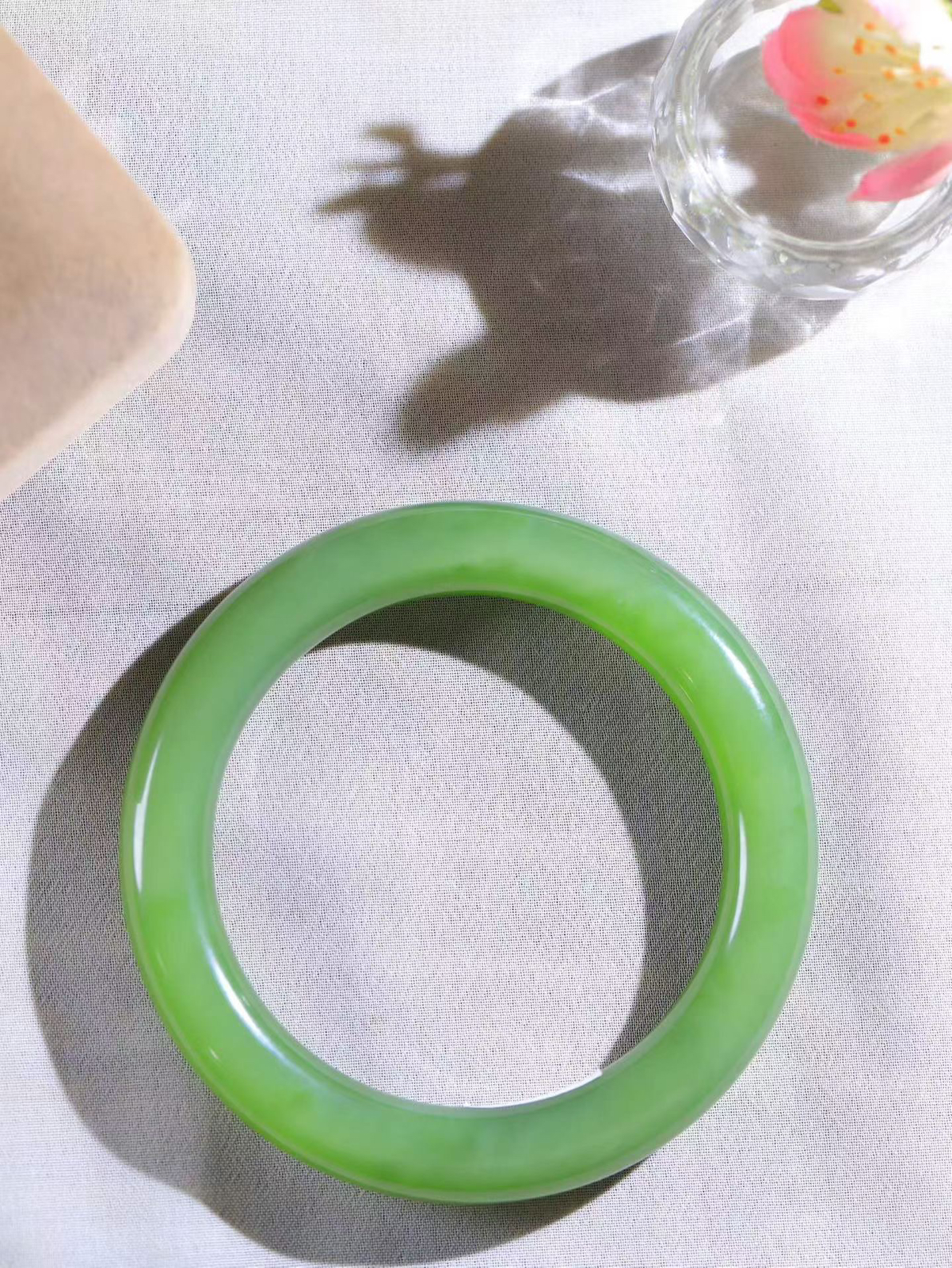 【玉佳人·手镯】

收藏级臻品️和田玉碧玉圆条手镯 ，玉质细腻油润，做工细致精美，端庄素雅，亭亭玉立，芊芊素手。芊芊素手，怎能忘镯？秀美圆条，更显婀娜。内径57mm 尺寸10.6-10.8mm重58.74克66602060A