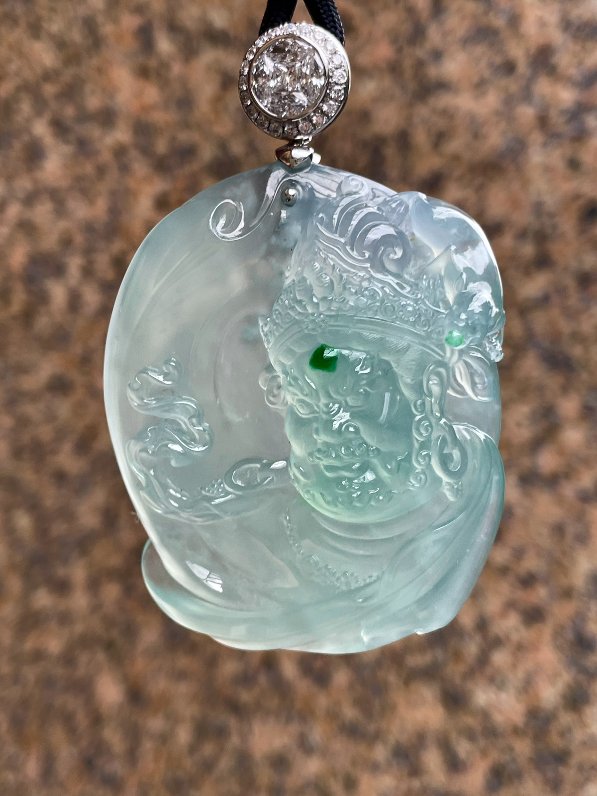 【冰种天空蓝黄财神】名师工艺，辣绿色锦上添花，名师工艺，珍藏品质。很厚装很大件，颜色浓郁纯正。18k金钻镶嵌，裸石尺寸53.8*44.2*13.8毫米