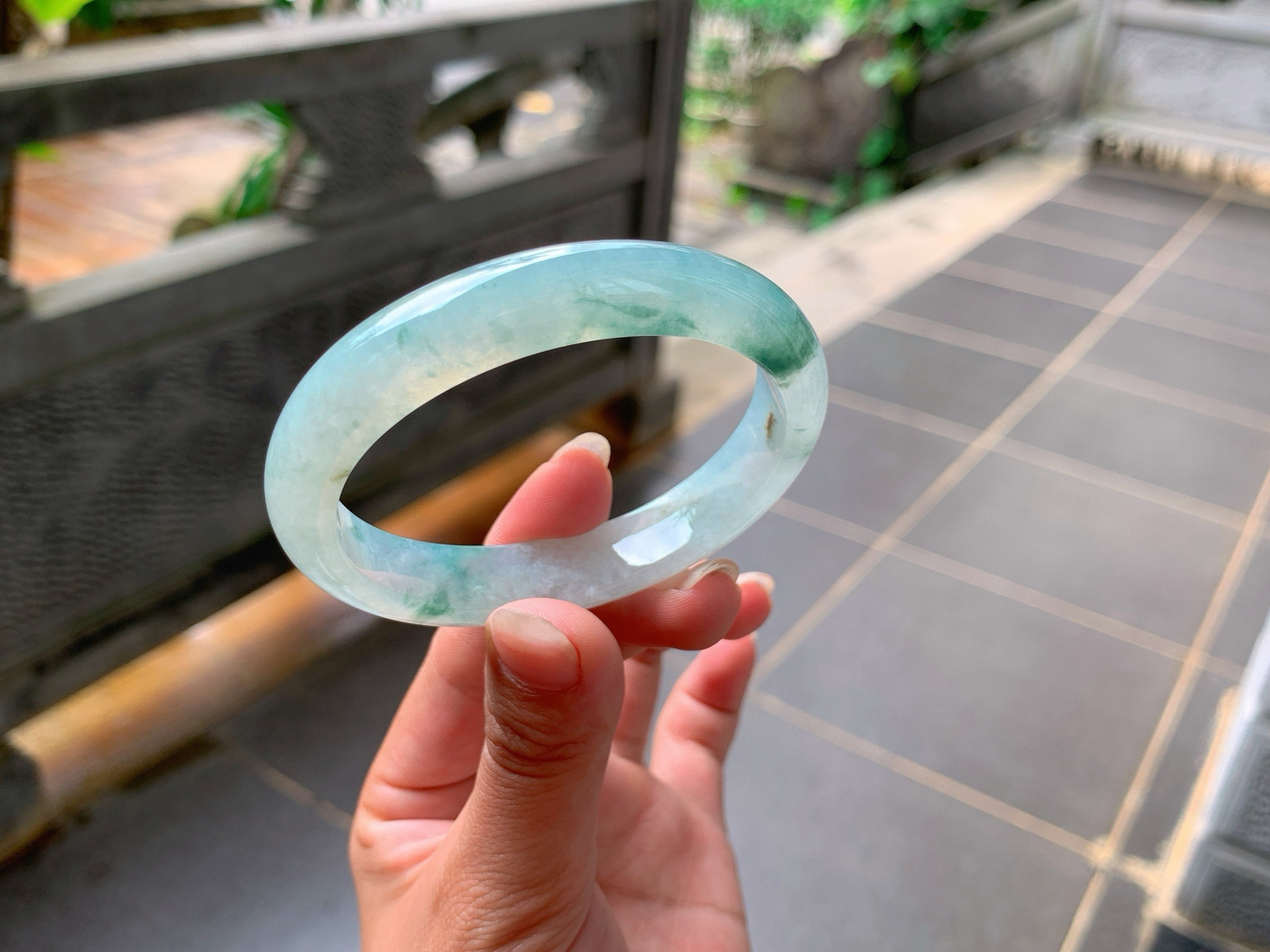 ｜55圈口
冰飘花贵妃手镯，蓝绿花飘逸灵动清爽大气，像飞舞的小精灵，水汪汪的